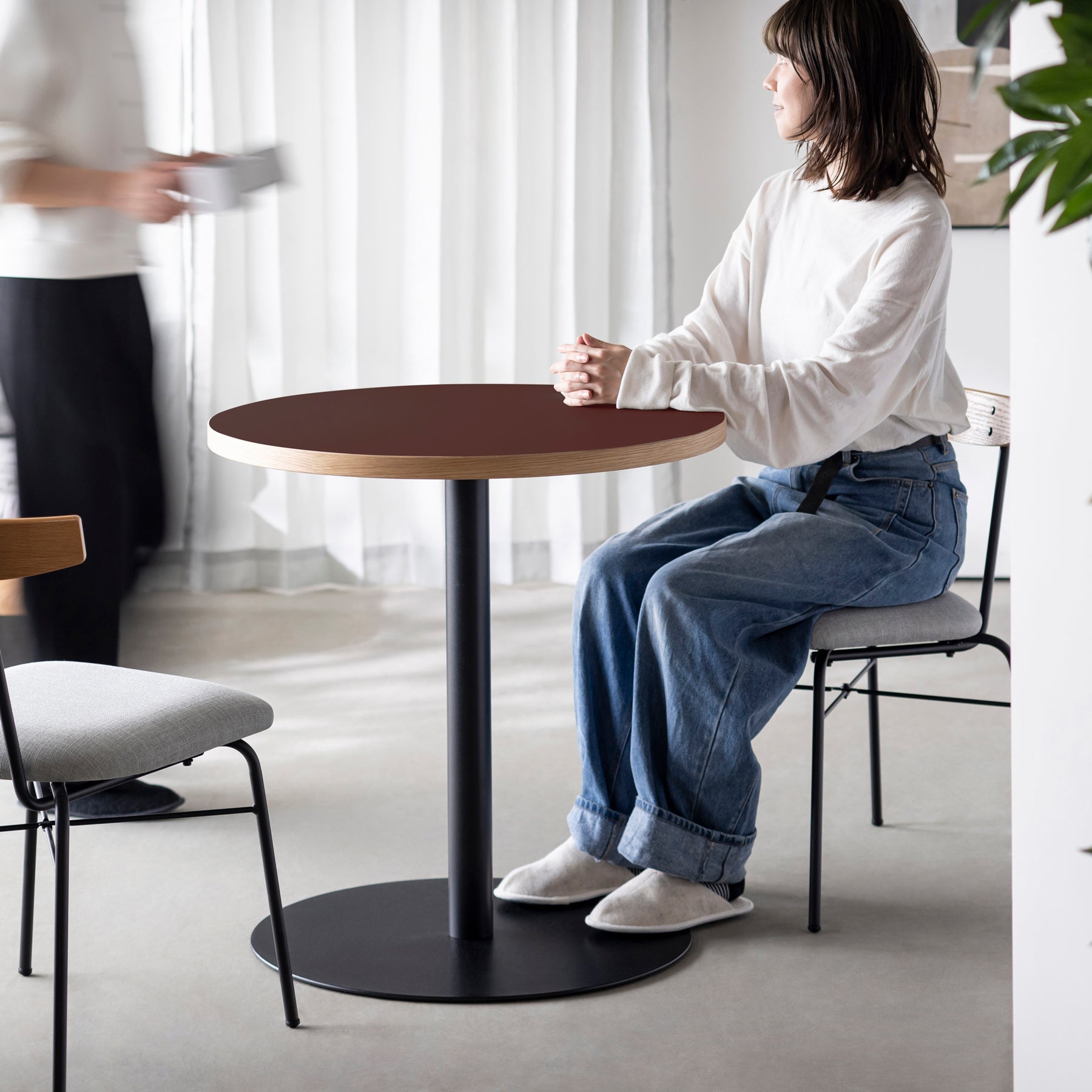 スマート造作カフェテーブル / リノリウム 全32色　黒スチール脚 1本脚 × ラウンド φ61 - 70