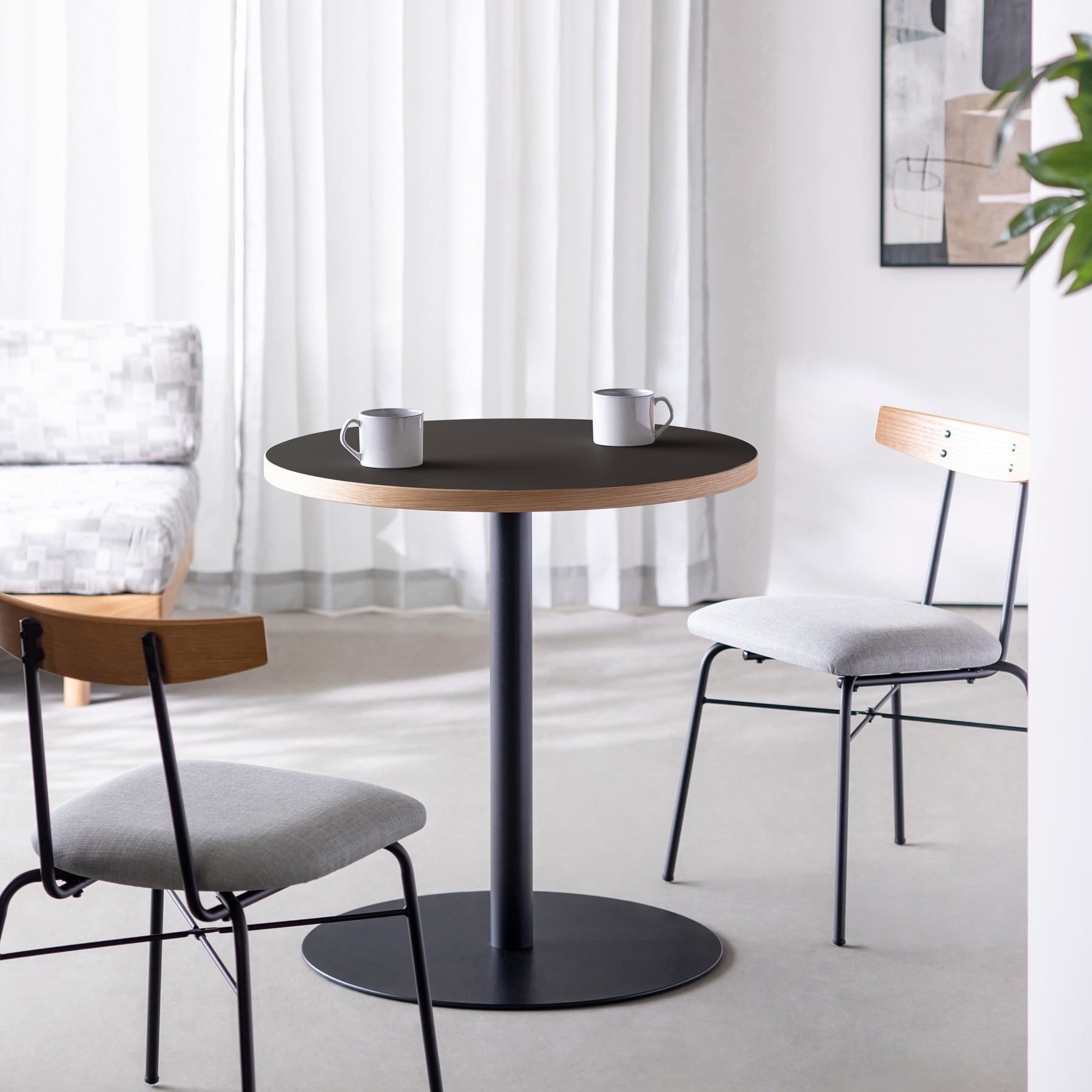 スマート造作カフェテーブル / リノリウム 全32色　黒スチール脚 1本脚 × ラウンド φ61 - 70