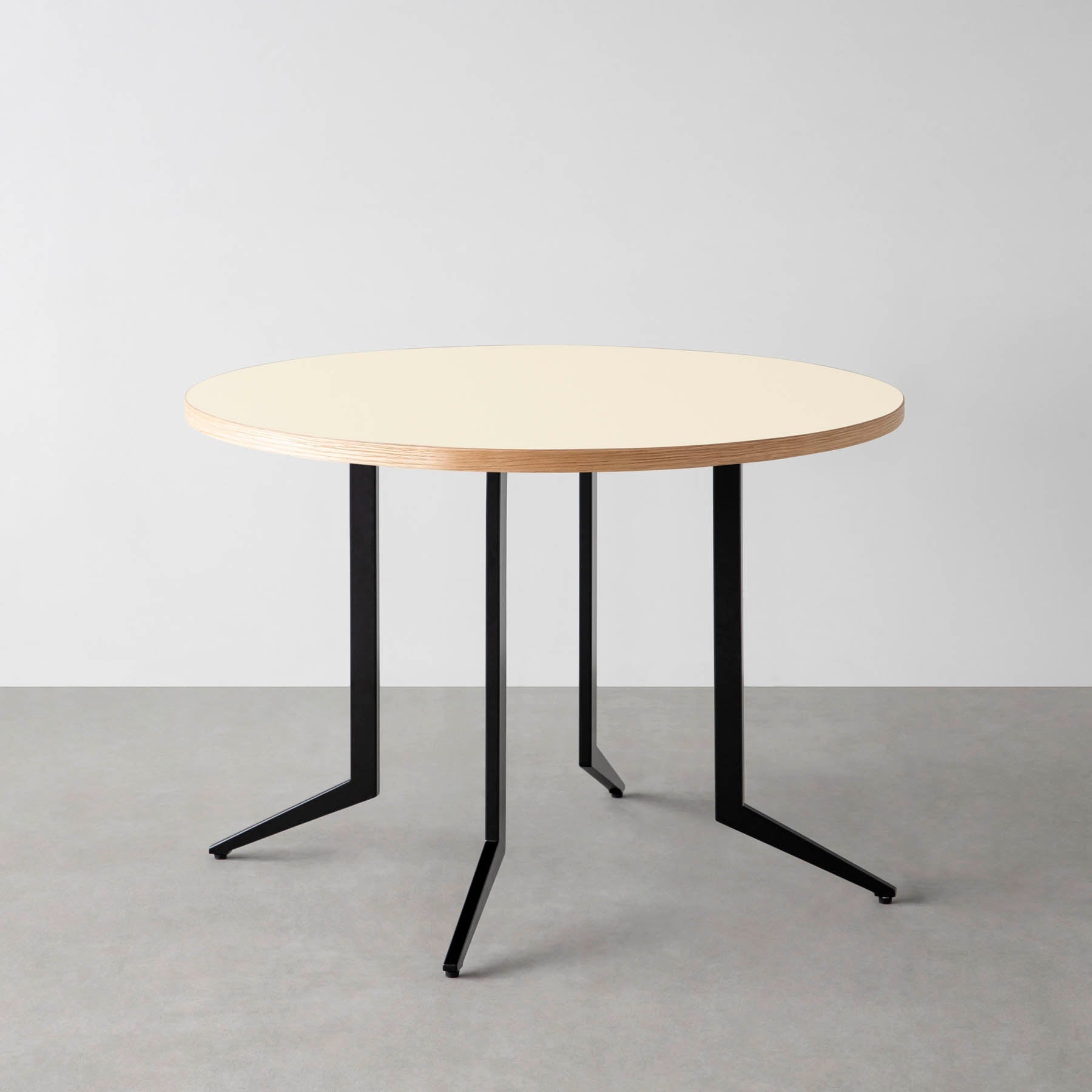 スマート造作カフェテーブル / リノリウム 全32色　黒スチール脚 4本脚 × ラウンド φ81 - 100