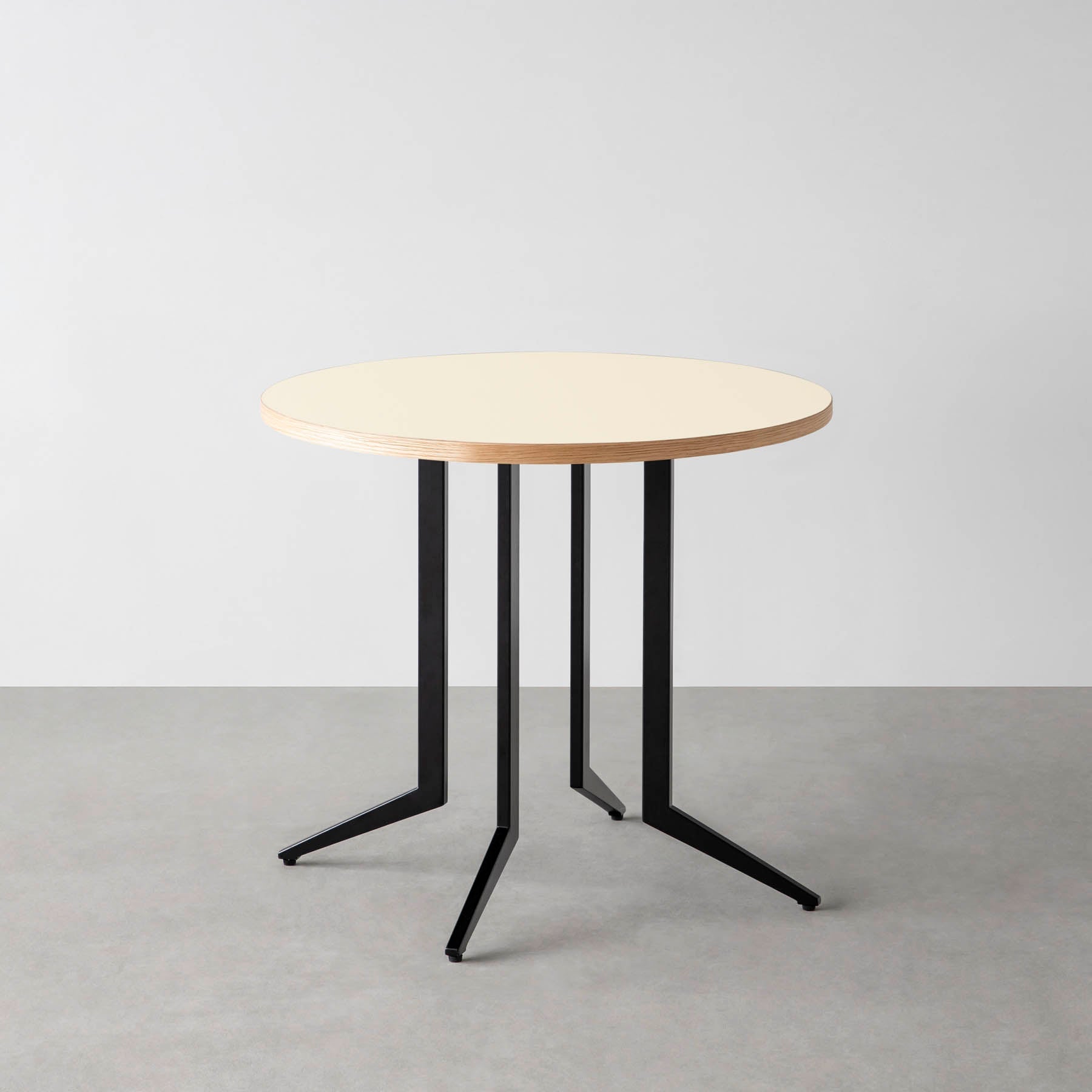 スマート造作カフェテーブル / リノリウム 全32色　黒スチール脚 4本脚 × ラウンド φ61 - 80