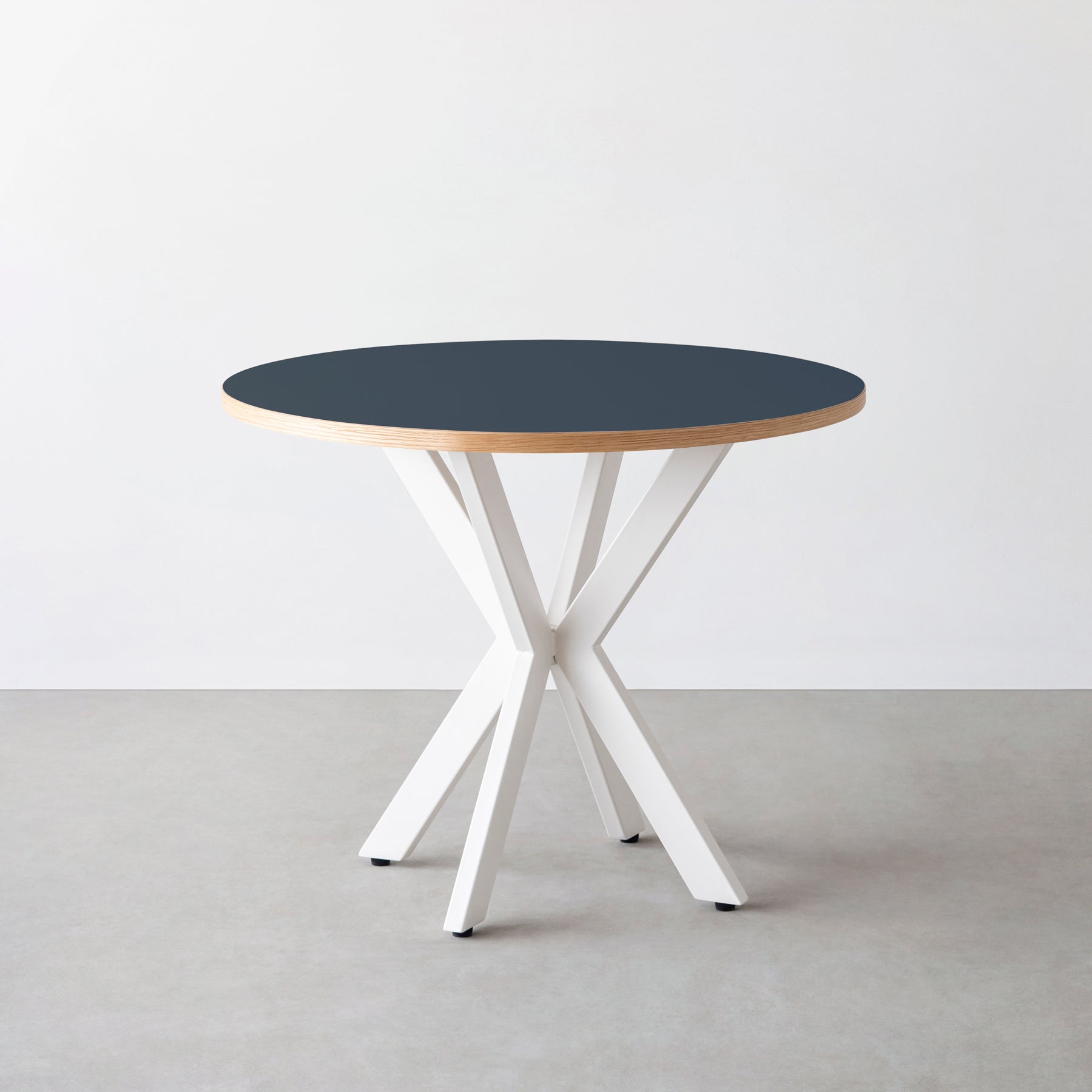 スマート造作カフェテーブル / リノリウム 全32色　白スチール脚 カフェX × ラウンド φ81 - 90