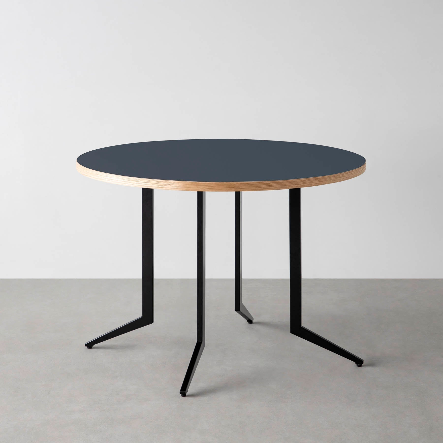 スマート造作カフェテーブル / リノリウム 全32色　黒スチール脚 4本脚 × ラウンド φ81 - 100