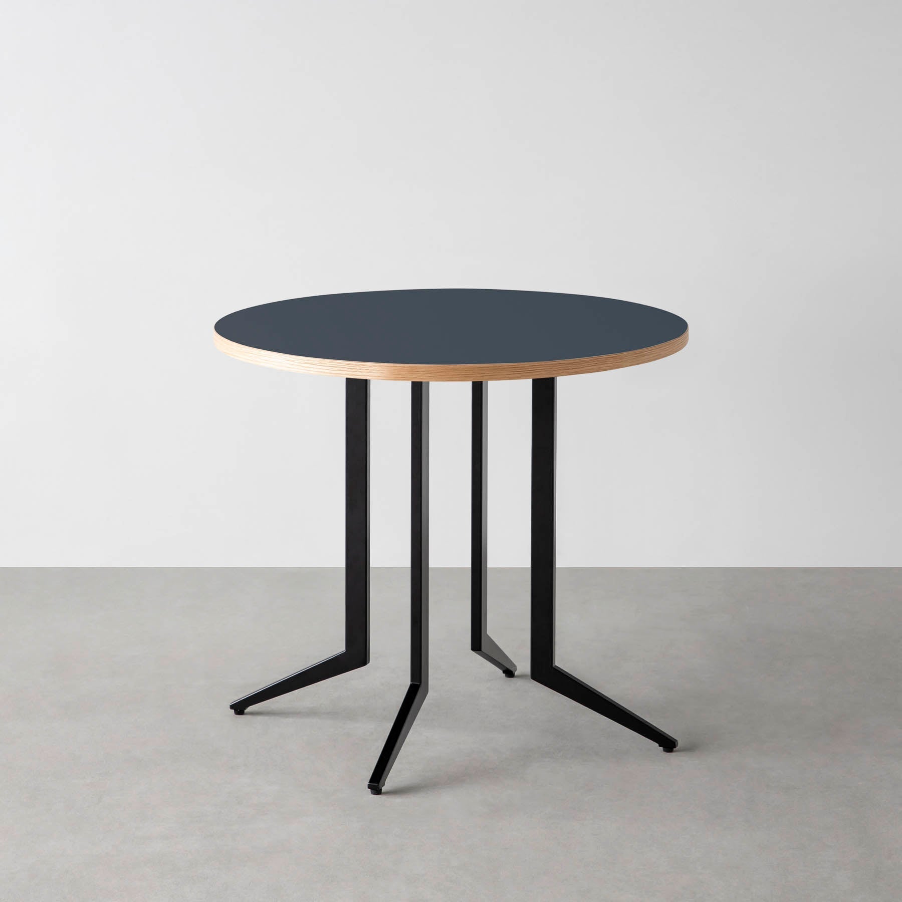 スマート造作カフェテーブル / リノリウム 全32色　黒スチール脚 4本脚 × ラウンド φ61 - 80