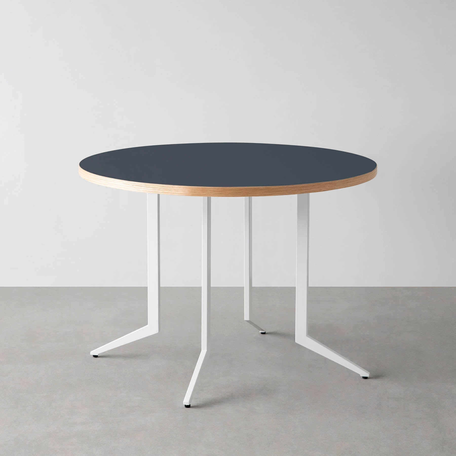 スマート造作カフェテーブル / リノリウム 全32色　白スチール脚 4本脚 × ラウンド φ81 - 100