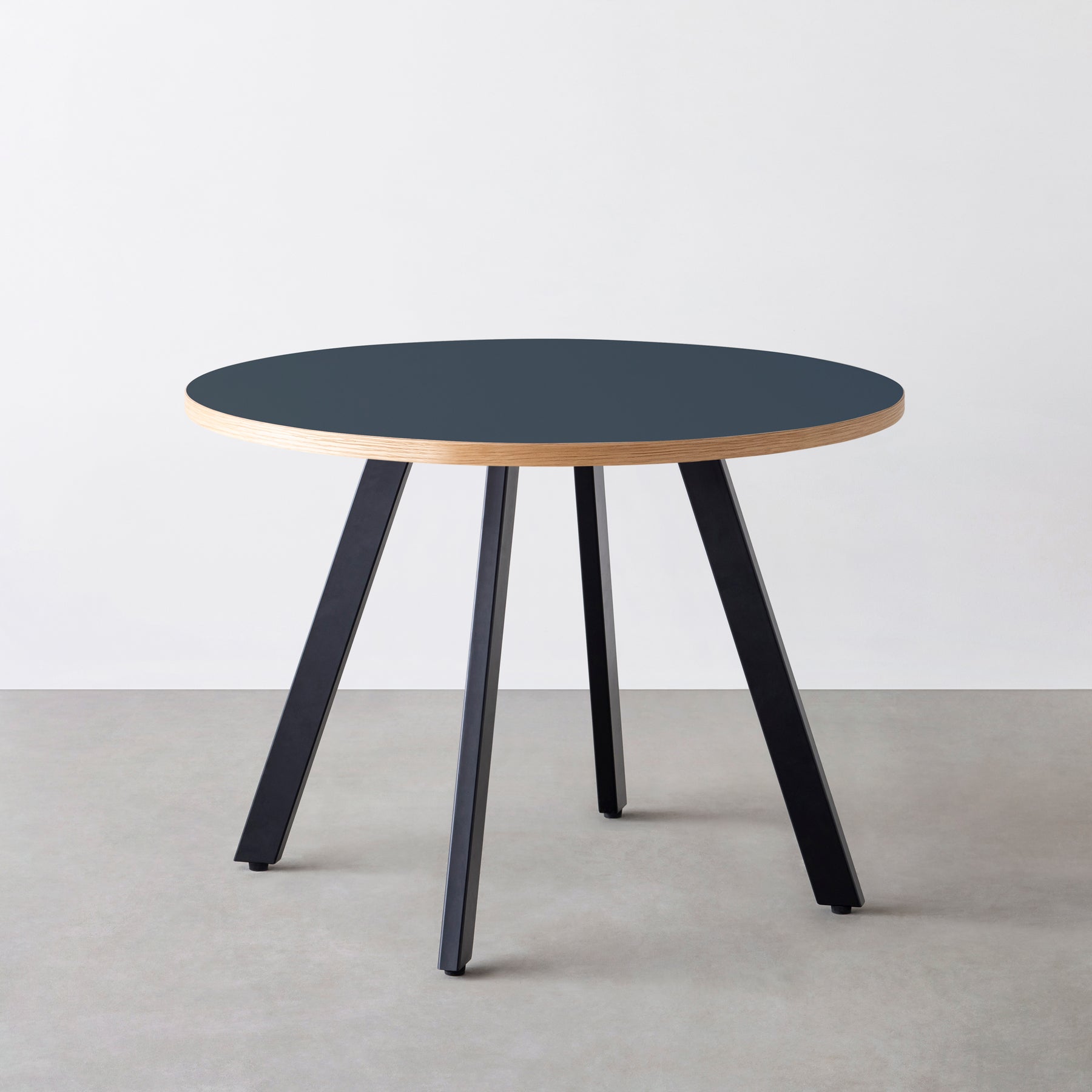 スマート造作カフェテーブル / リノリウム 全32色　黒スチール脚 4本脚 × ラウンド φ81 - 100