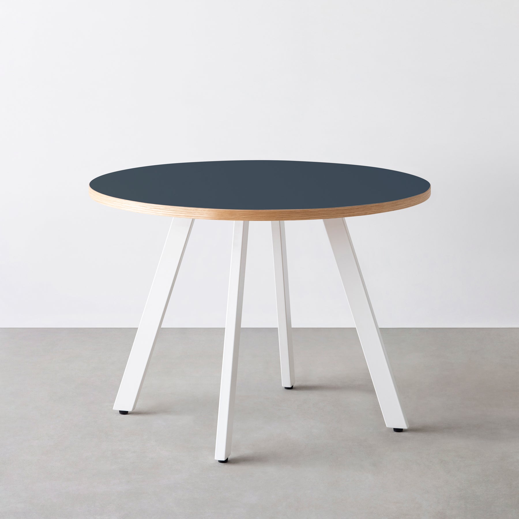 スマート造作カフェテーブル / リノリウム 全32色　白スチール脚 4本脚 × ラウンド φ81 - 100