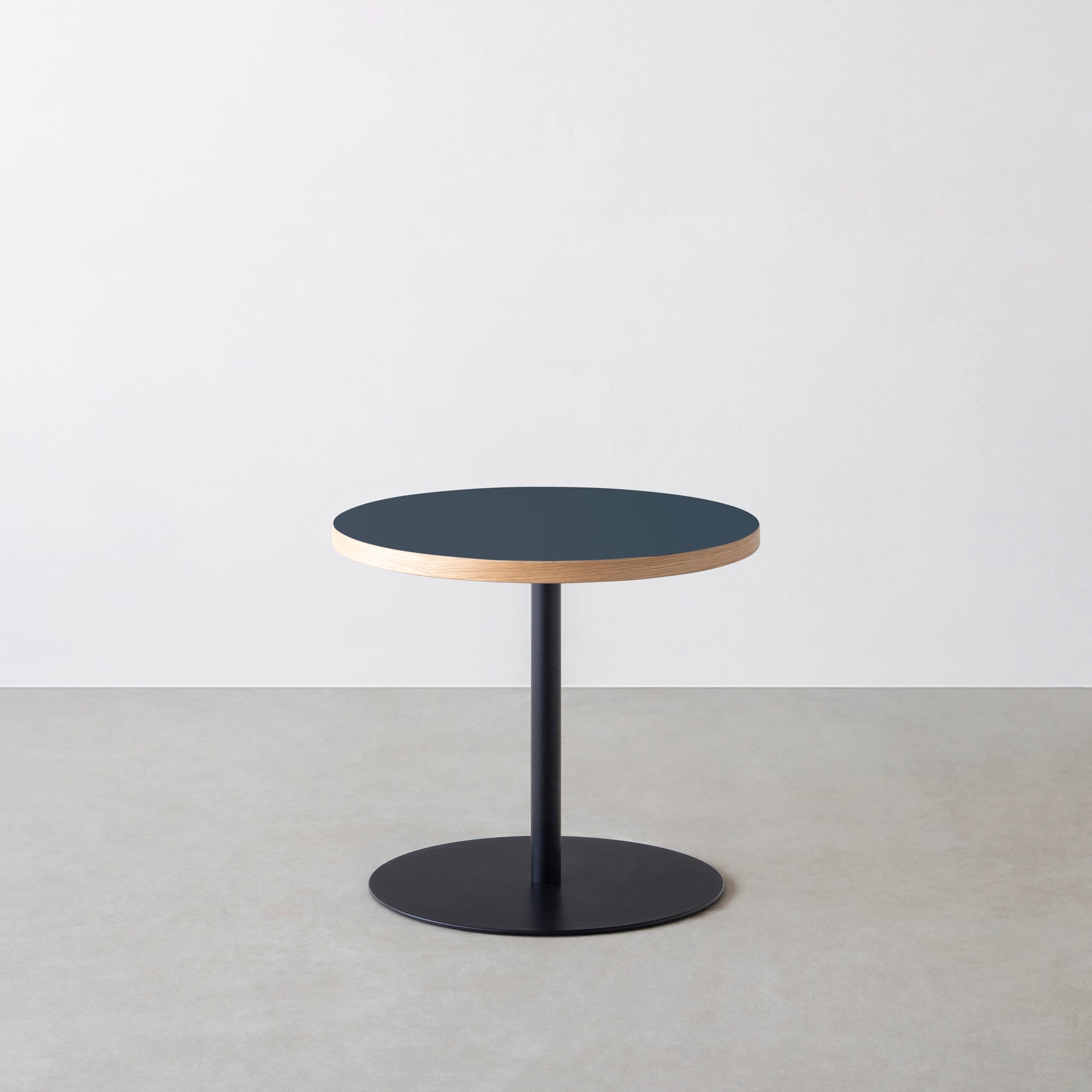 スマート造作カフェテーブル / リノリウム 全32色　黒スチール脚 1本脚 × ラウンド φ50 - 60