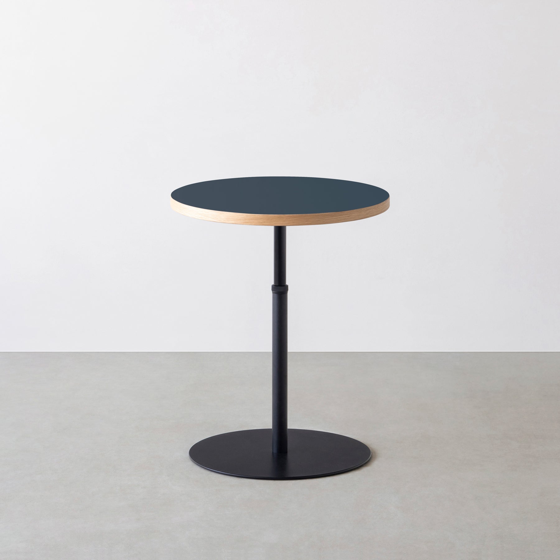 スマート造作カフェテーブル / リノリウム 全32色　黒スチール脚 1本脚 × ラウンド φ50 - 60