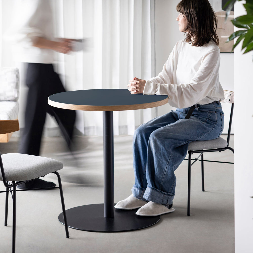 スマート造作カフェテーブル / リノリウム 全32色　黒スチール脚 1本脚 × ラウンド φ61 - 70