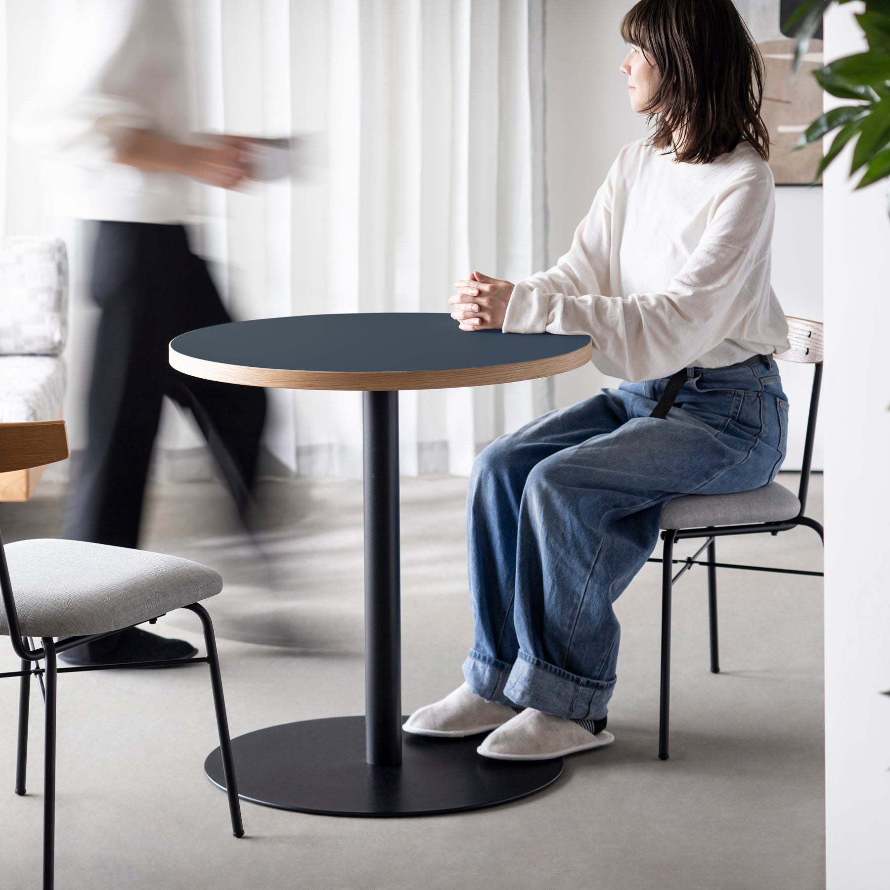 スマート造作カフェテーブル / リノリウム 全32色　黒スチール脚 1本脚 × ラウンド φ61 - 70