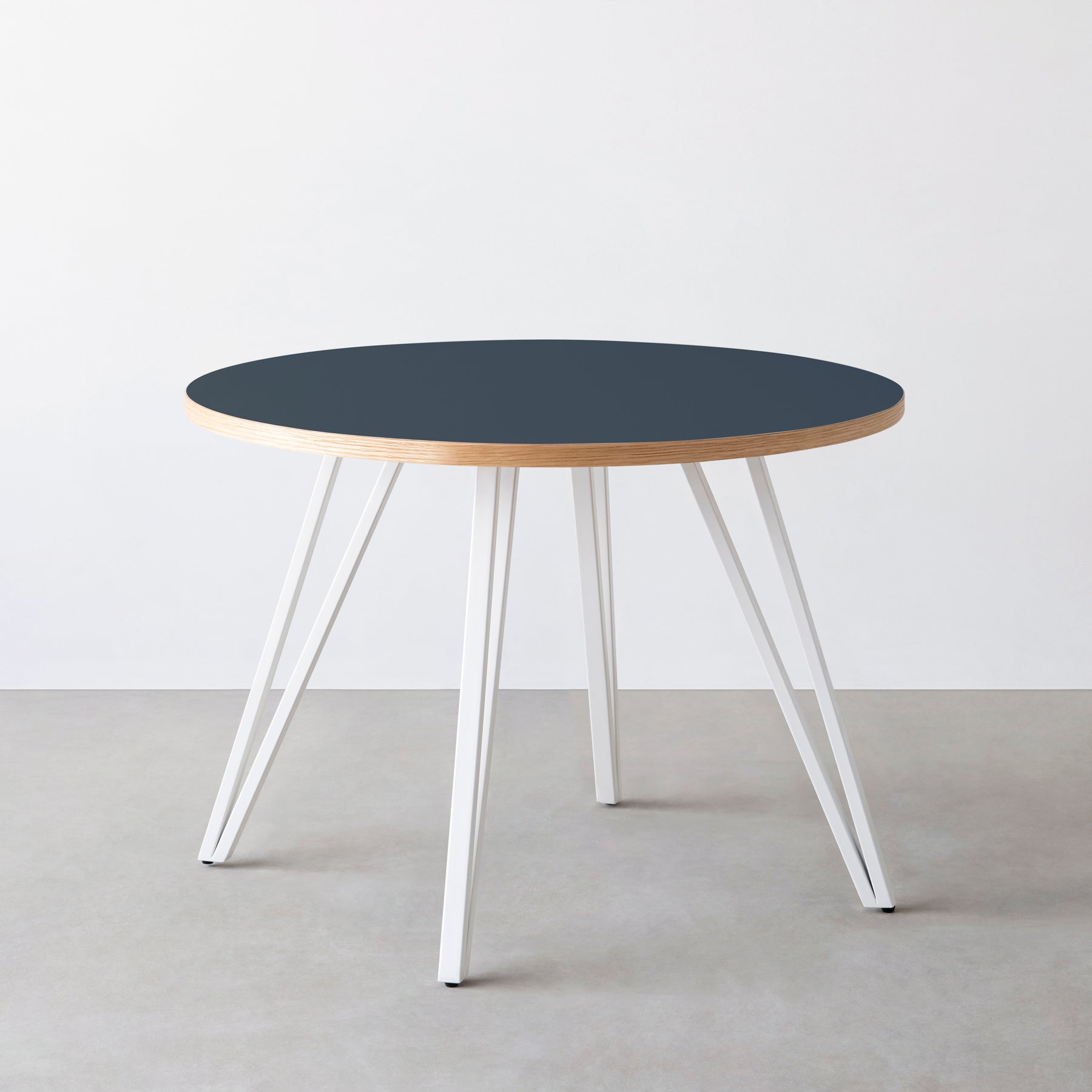 スマート造作カフェテーブル / リノリウム 全32色　白スチール脚 4本脚 × ラウンド φ81 - 100