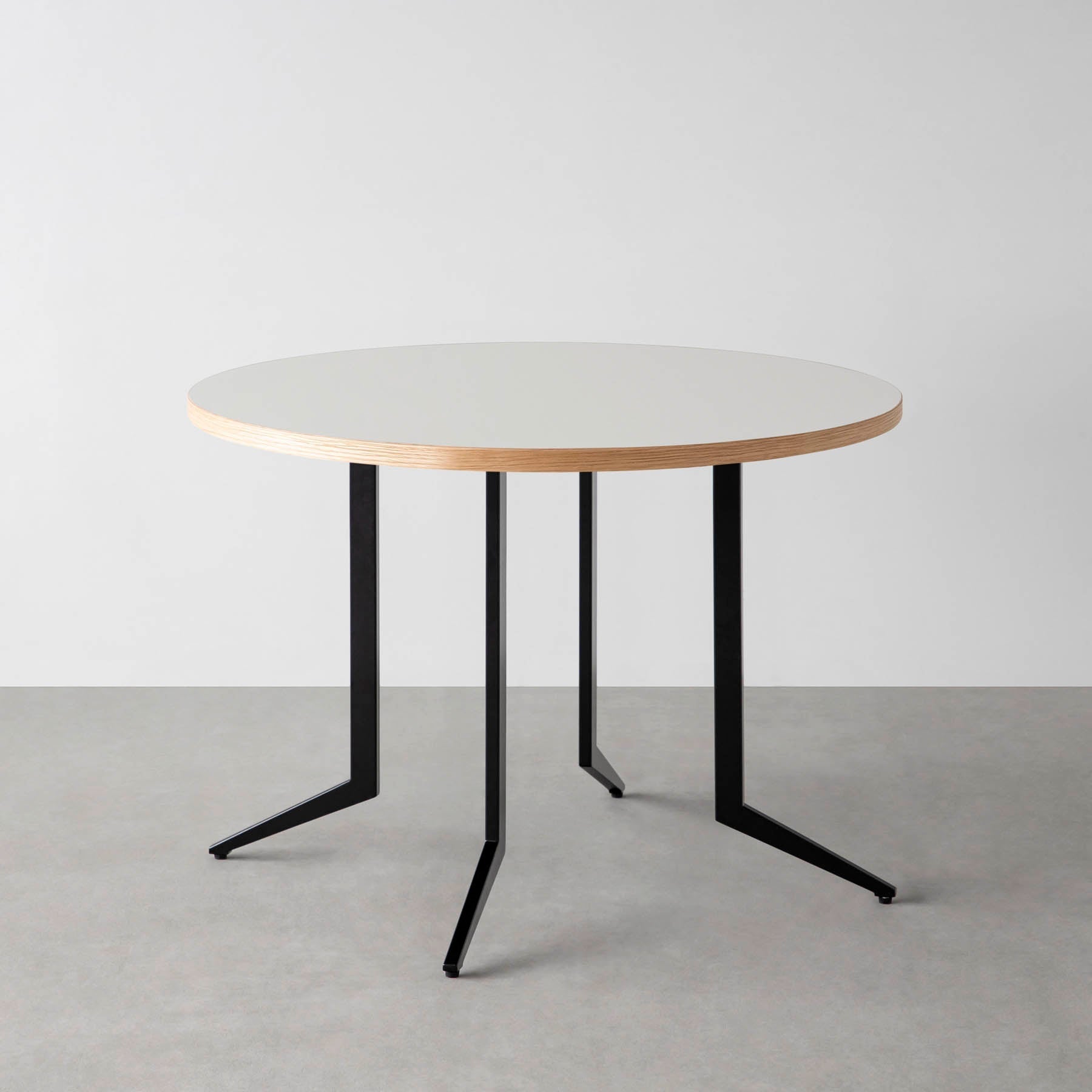 スマート造作カフェテーブル / リノリウム 全32色　黒スチール脚 4本脚 × ラウンド φ81 - 100