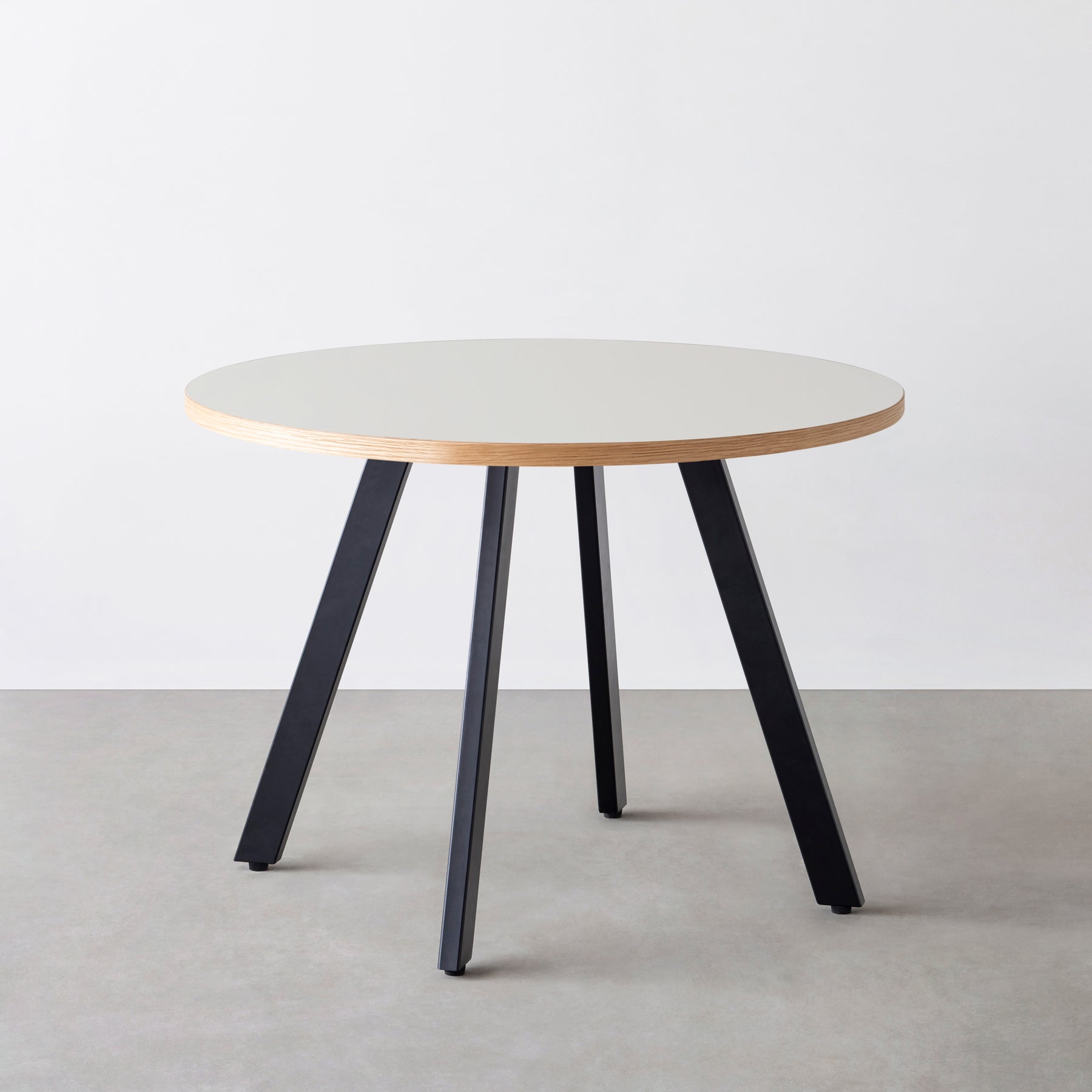 スマート造作カフェテーブル / リノリウム 全32色　黒スチール脚 4本脚 × ラウンド φ81 - 100