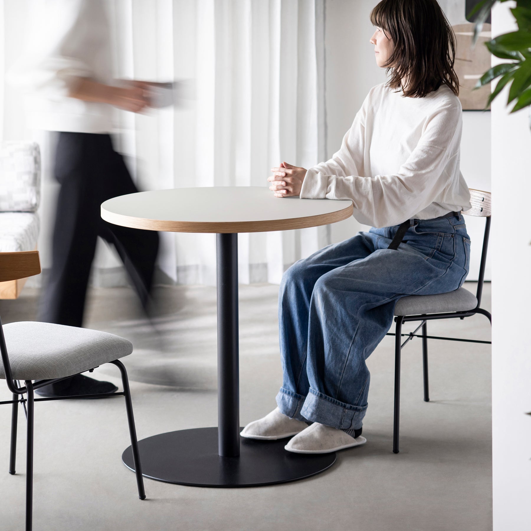 スマート造作カフェテーブル / リノリウム 全32色　黒スチール脚 1本脚 × ラウンド φ61 - 70