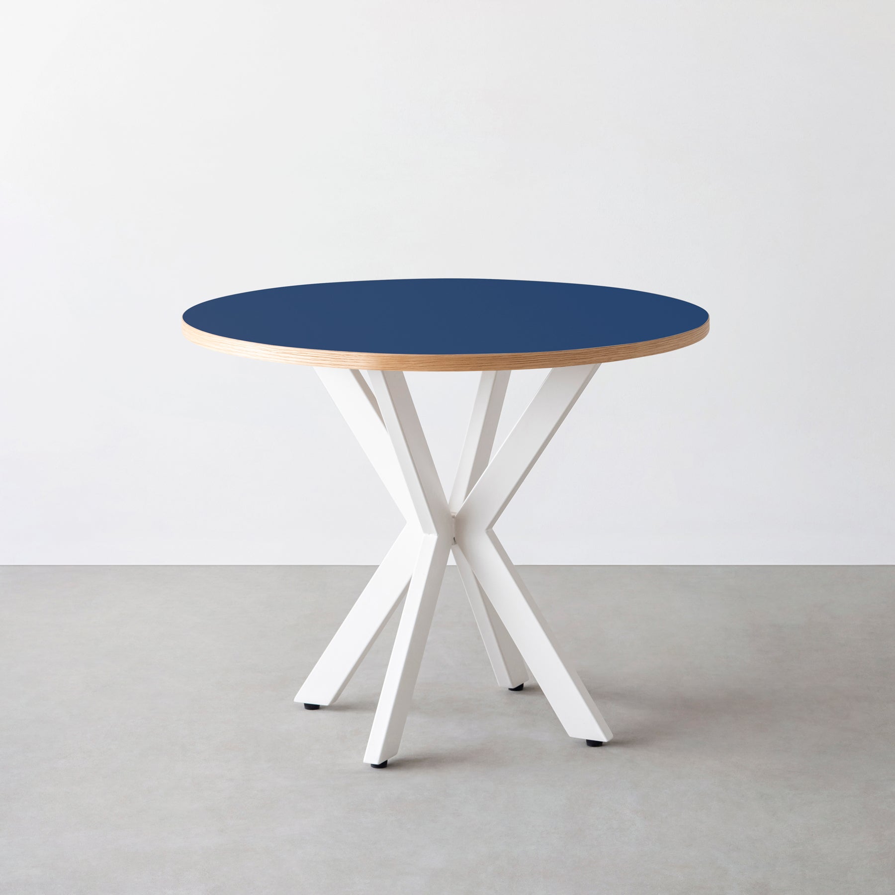 スマート造作カフェテーブル / リノリウム 全32色　白スチール脚 カフェX × ラウンド φ81 - 90