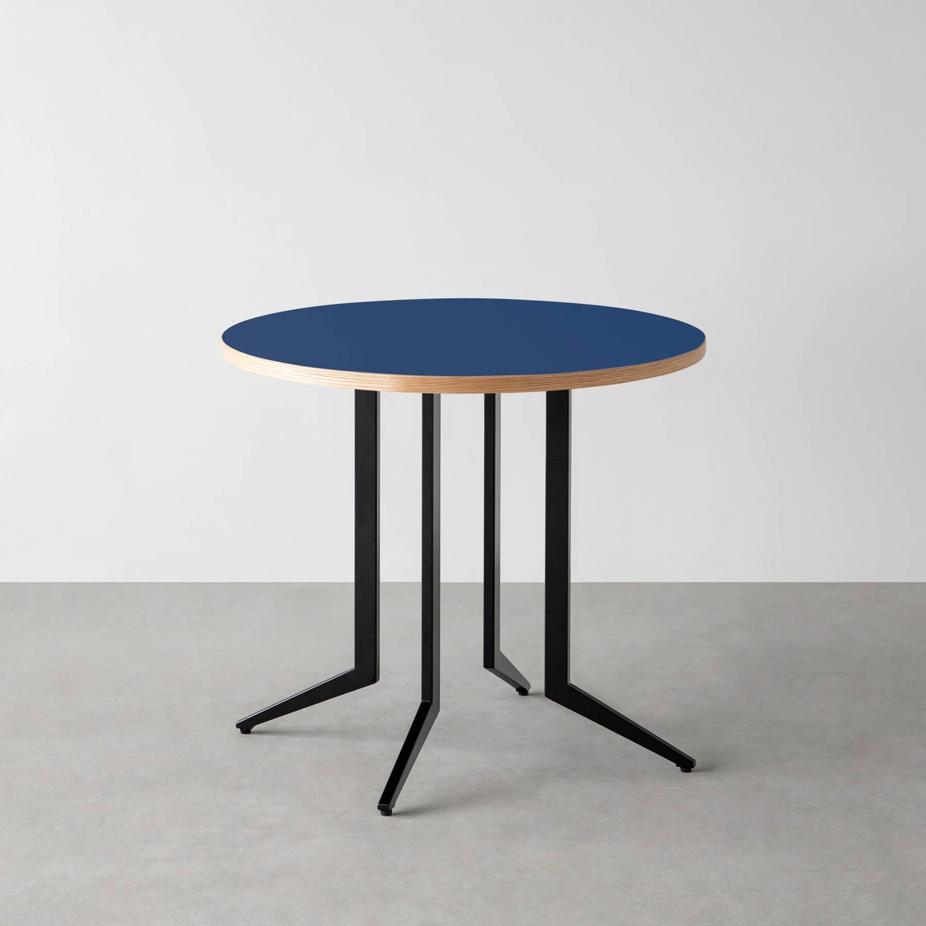 スマート造作カフェテーブル / リノリウム 全32色　黒スチール脚 4本脚 × ラウンド φ61 - 80