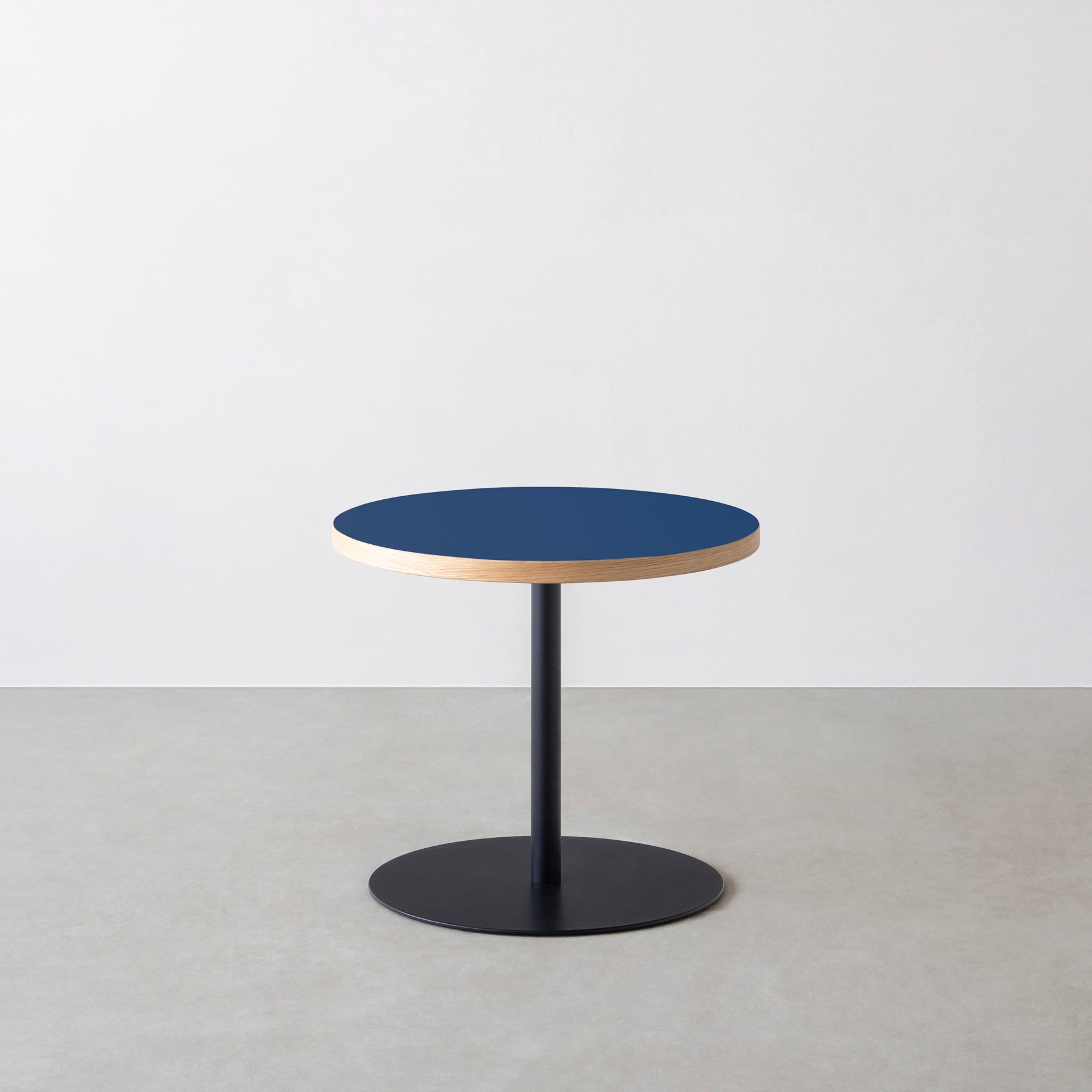 スマート造作カフェテーブル / リノリウム 全32色　黒スチール脚 1本脚 × ラウンド φ50 - 60