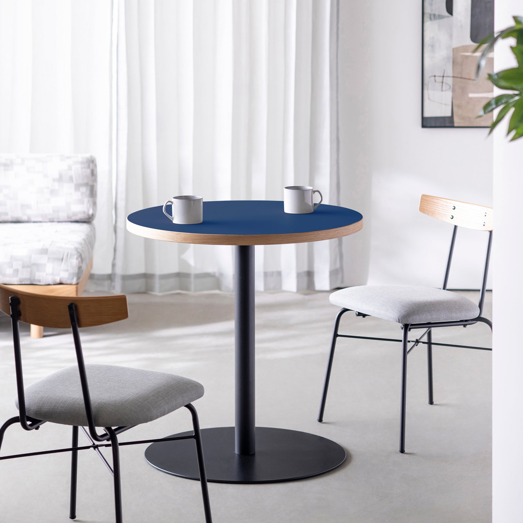 スマート造作カフェテーブル / リノリウム 全32色　黒スチール脚 1本脚 × ラウンド φ61 - 70