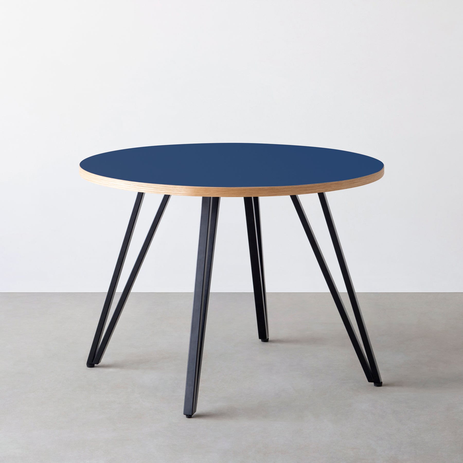 スマート造作カフェテーブル / リノリウム 全32色　黒スチール脚 4本脚 × ラウンド φ81 - 100