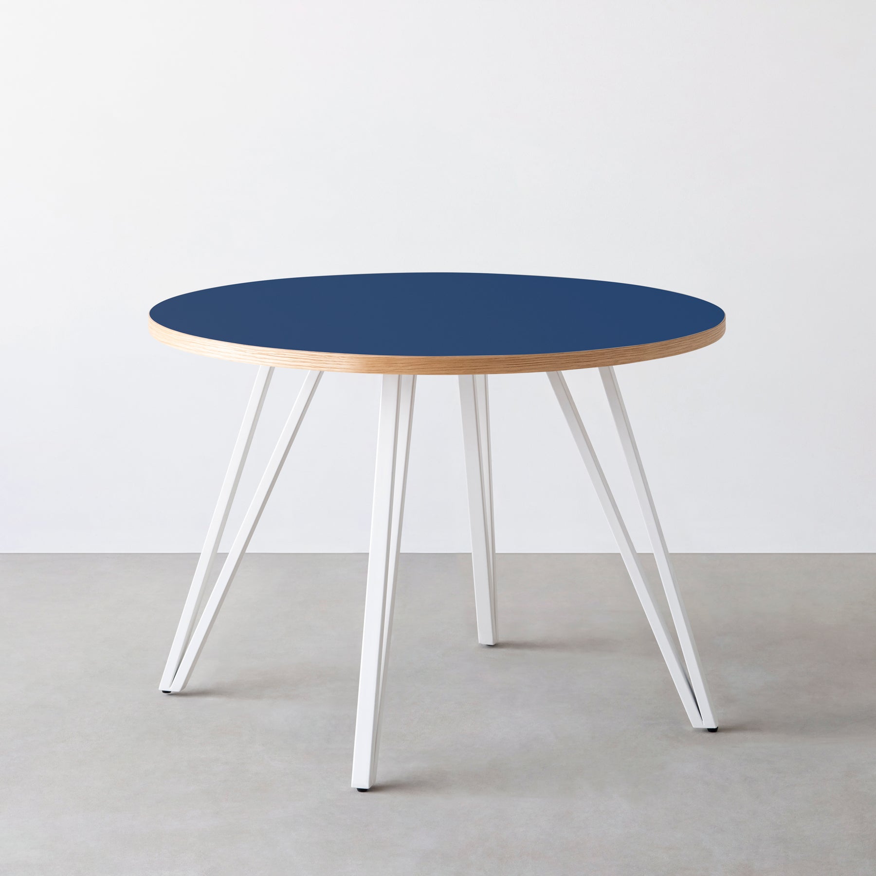 スマート造作カフェテーブル / リノリウム 全32色　白スチール脚 4本脚 × ラウンド φ81 - 100