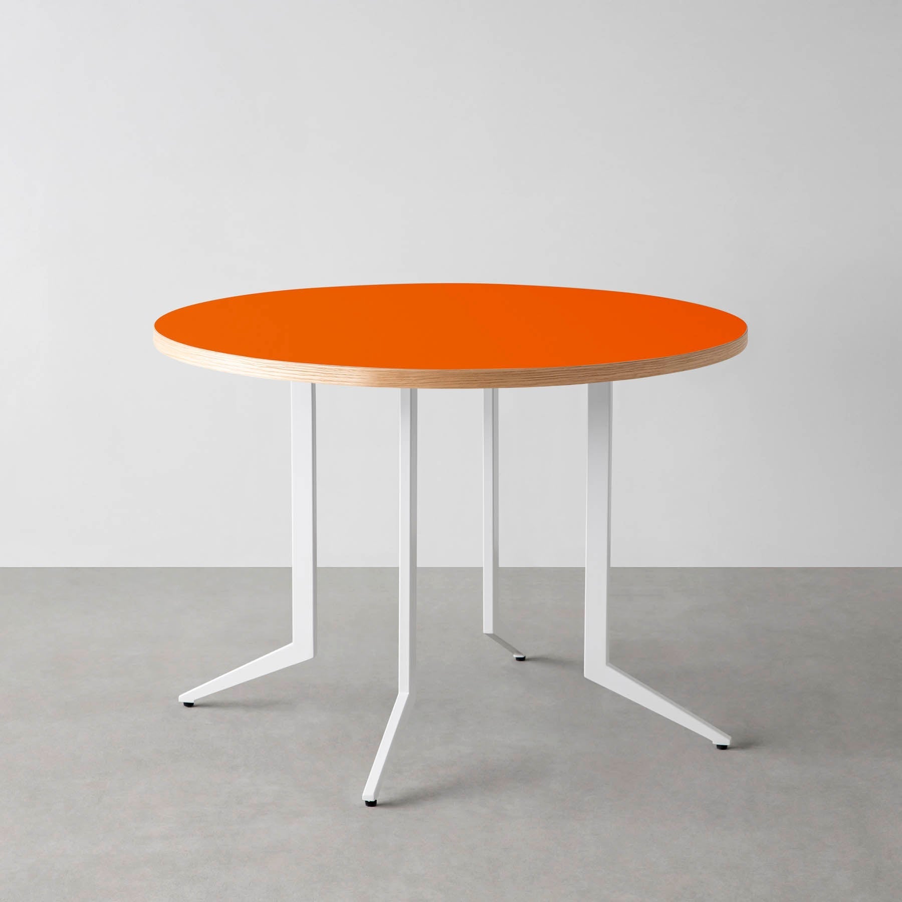 スマート造作カフェテーブル / リノリウム 全32色　白スチール脚 4本脚 × ラウンド φ81 - 100