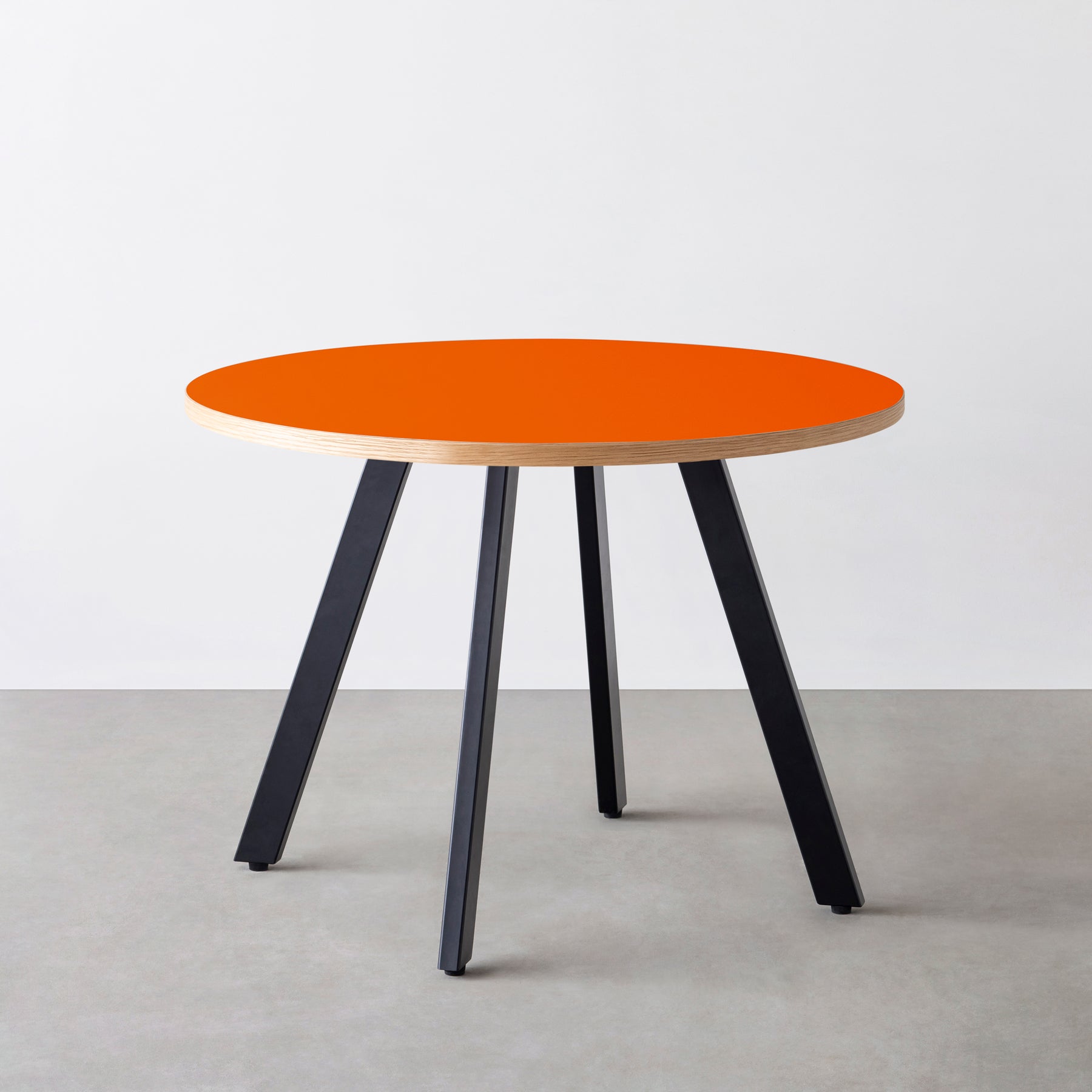 スマート造作カフェテーブル / リノリウム 全32色　黒スチール脚 4本脚 × ラウンド φ81 - 100