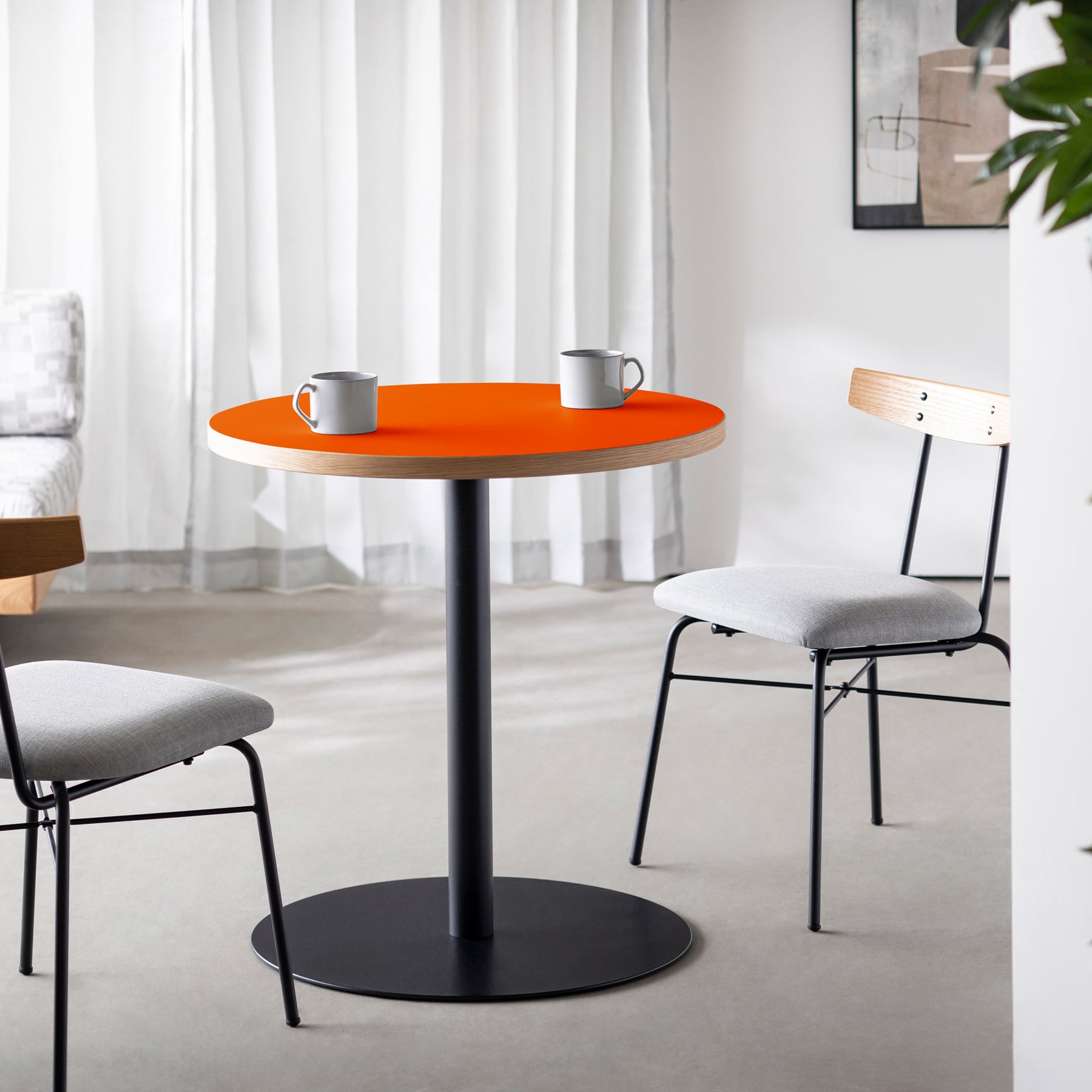 スマート造作カフェテーブル / リノリウム 全32色　黒スチール脚 1本脚 × ラウンド φ61 - 70