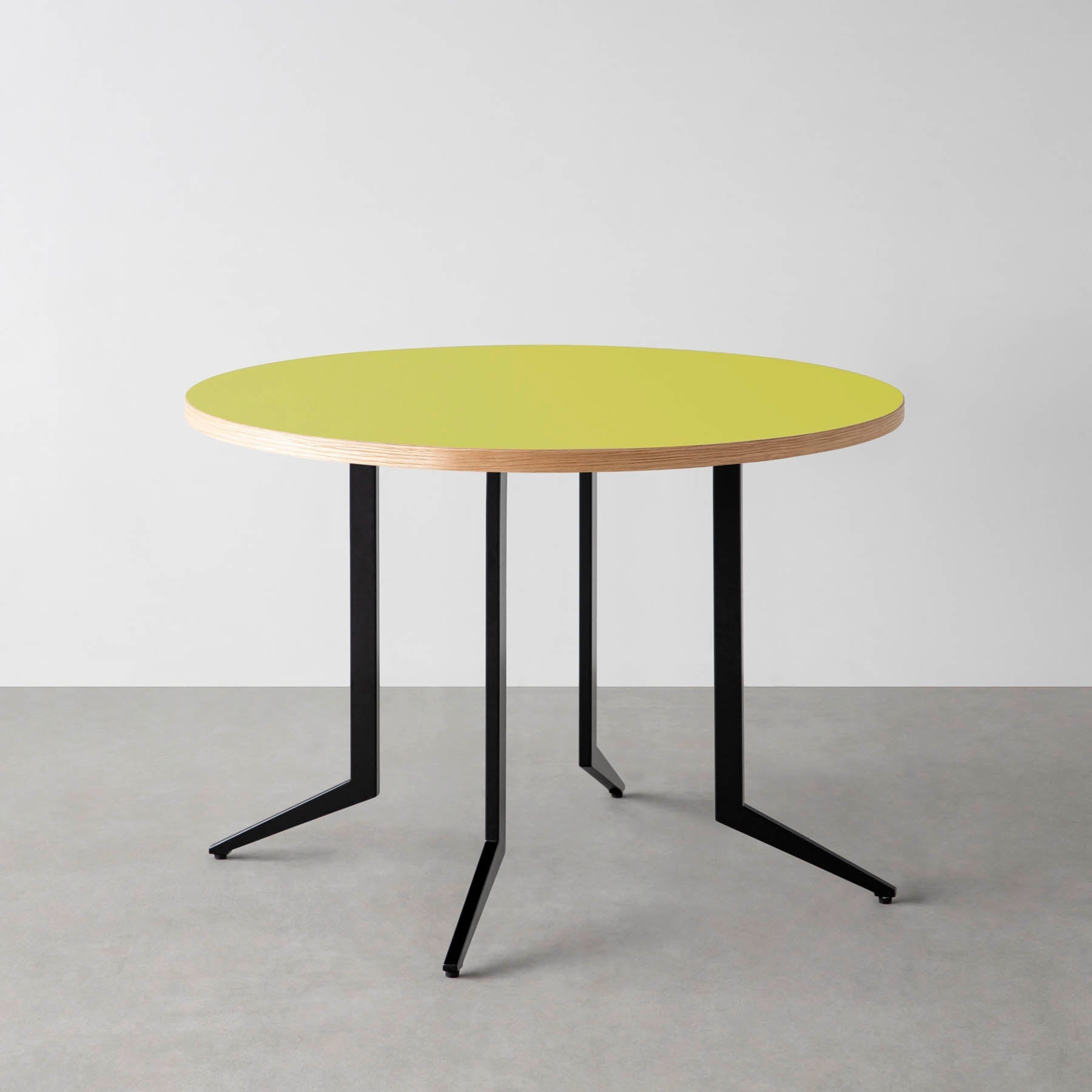 スマート造作カフェテーブル / リノリウム 全32色　黒スチール脚 4本脚 × ラウンド φ81 - 100