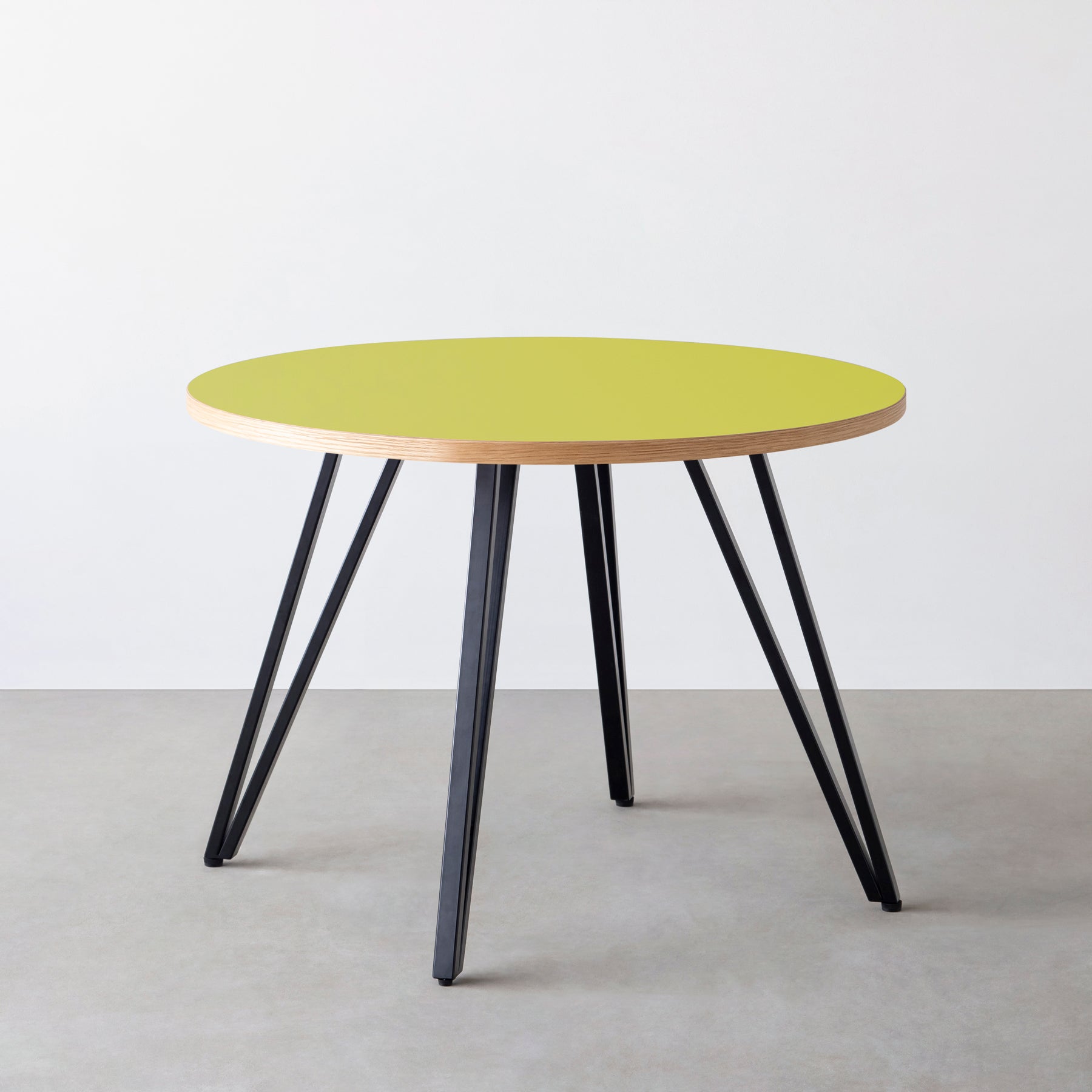 スマート造作カフェテーブル / リノリウム 全32色　黒スチール脚 4本脚 × ラウンド φ81 - 100