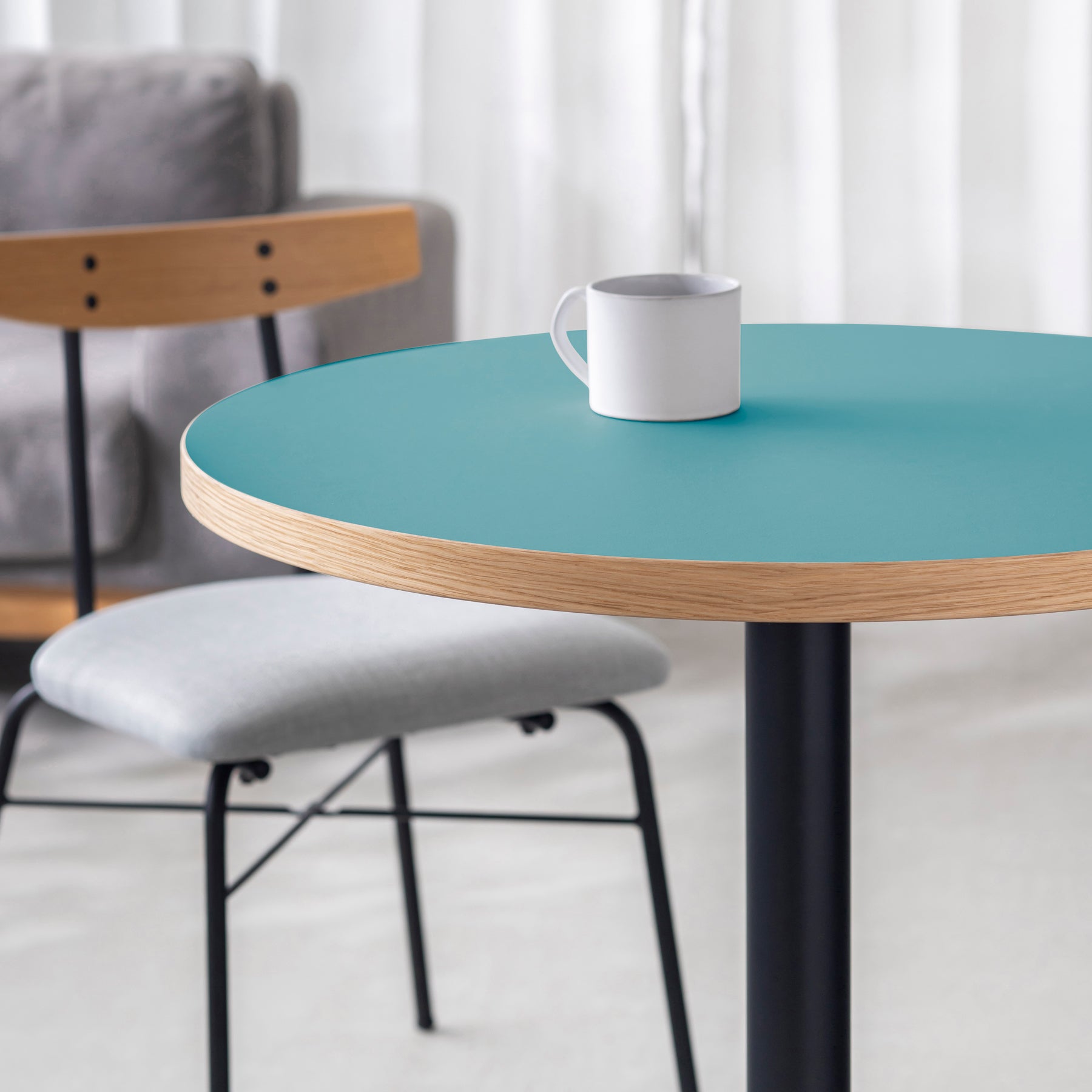 スマート造作カフェテーブル / リノリウム 全32色　黒スチール脚 1本脚 × ラウンド φ61 - 70