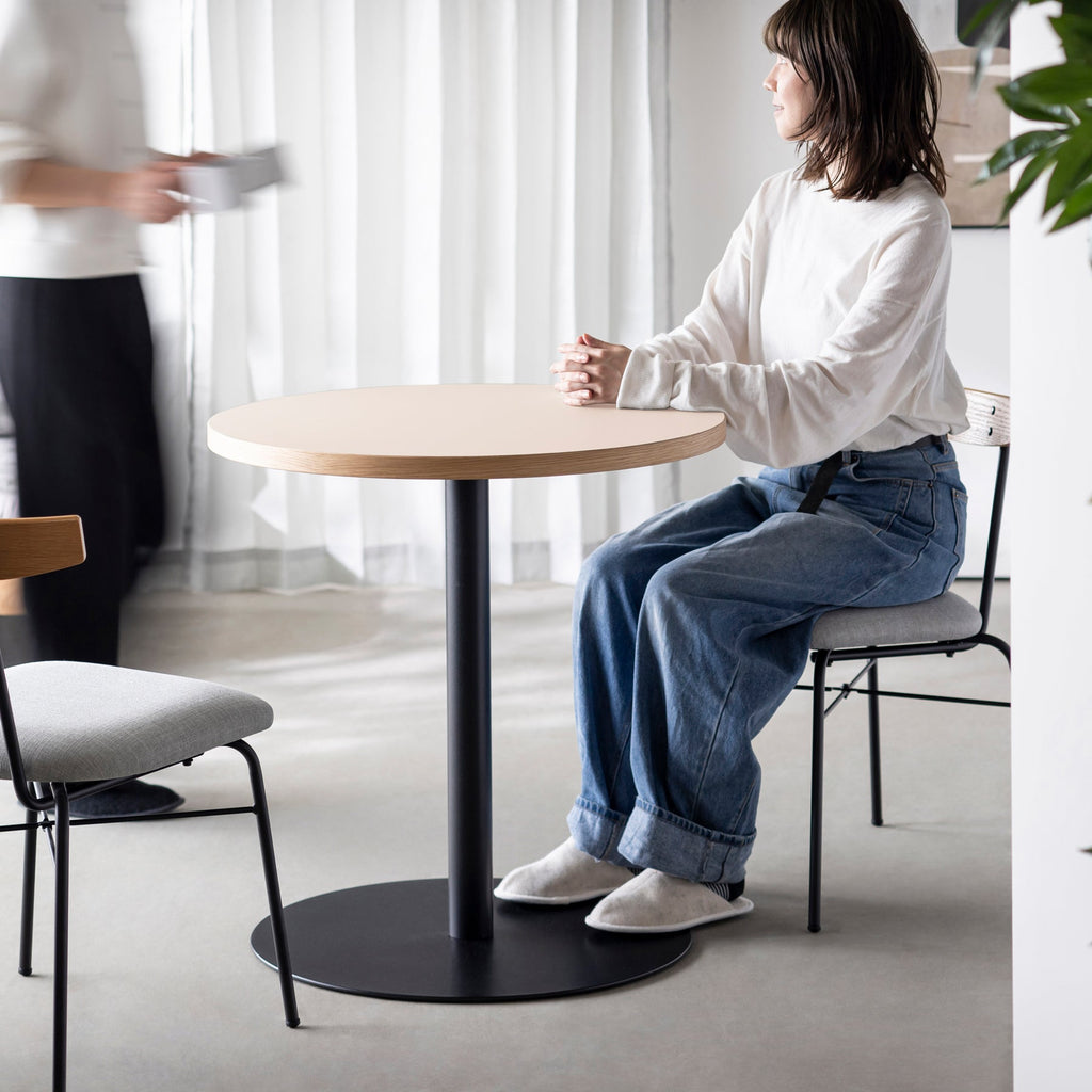 スマート造作カフェテーブル / リノリウム 全32色　黒スチール脚 1本脚 × ラウンド φ61 - 70