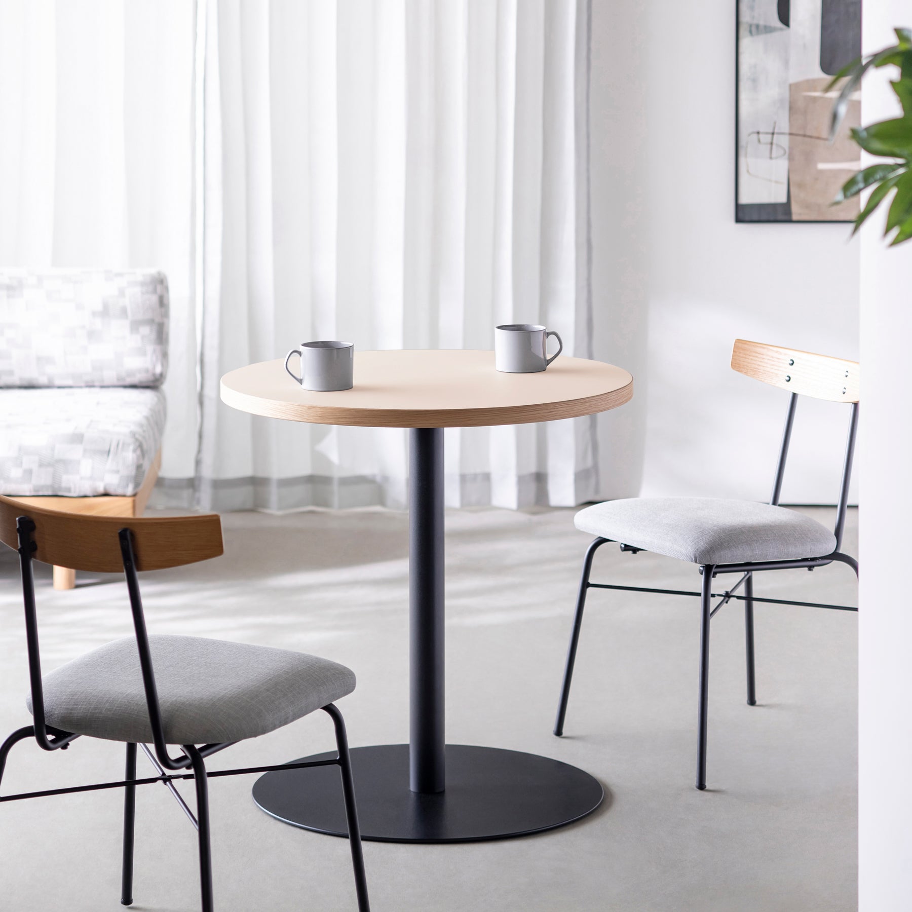 スマート造作カフェテーブル / リノリウム 全32色　黒スチール脚 1本脚 × ラウンド φ61 - 70