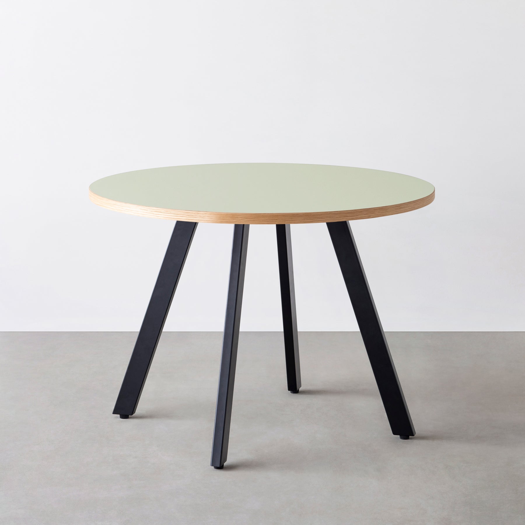 スマート造作カフェテーブル / リノリウム 全32色　黒スチール脚 4本脚 × ラウンド φ81 - 100