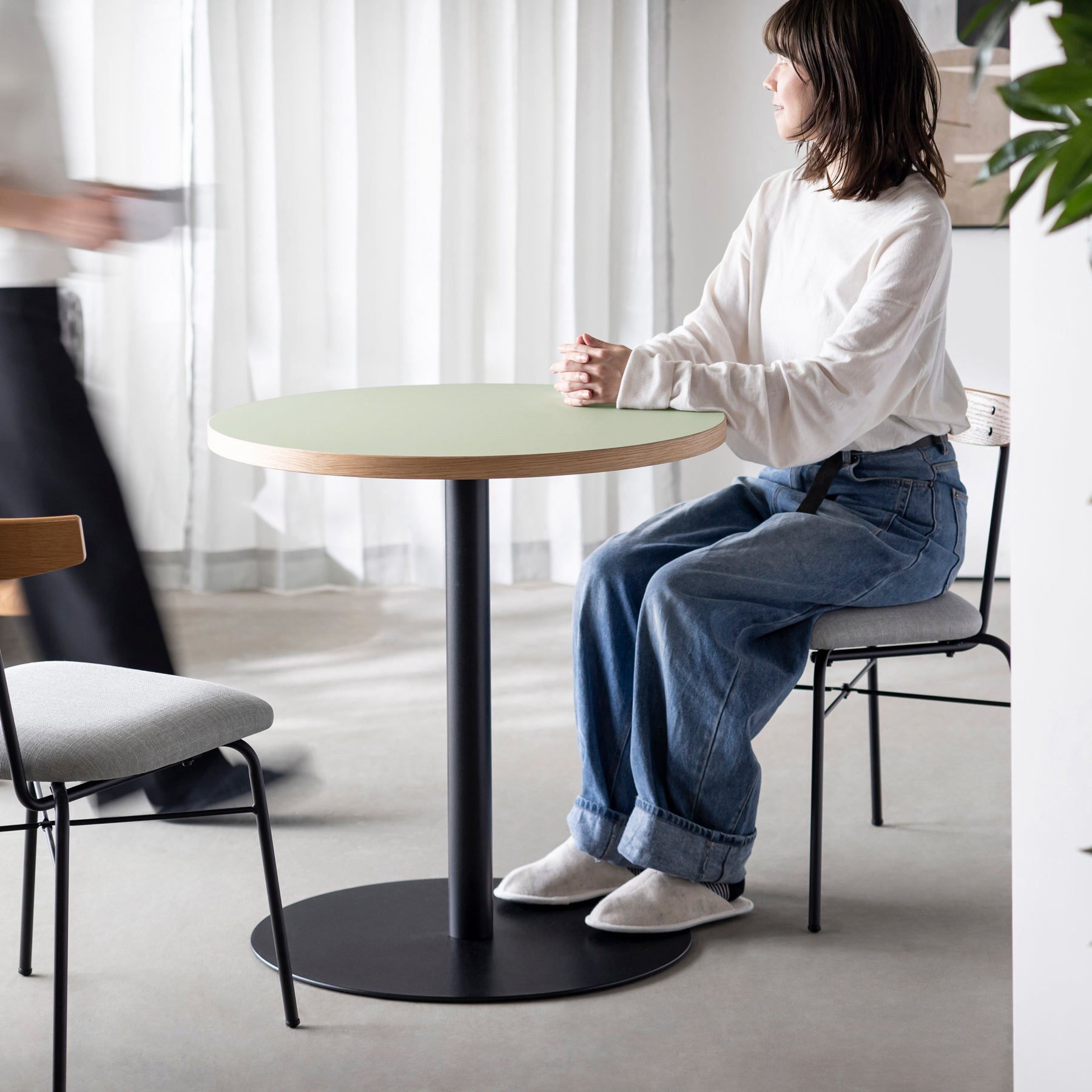 スマート造作カフェテーブル / リノリウム 全32色　黒スチール脚 1本脚 × ラウンド φ61 - 70