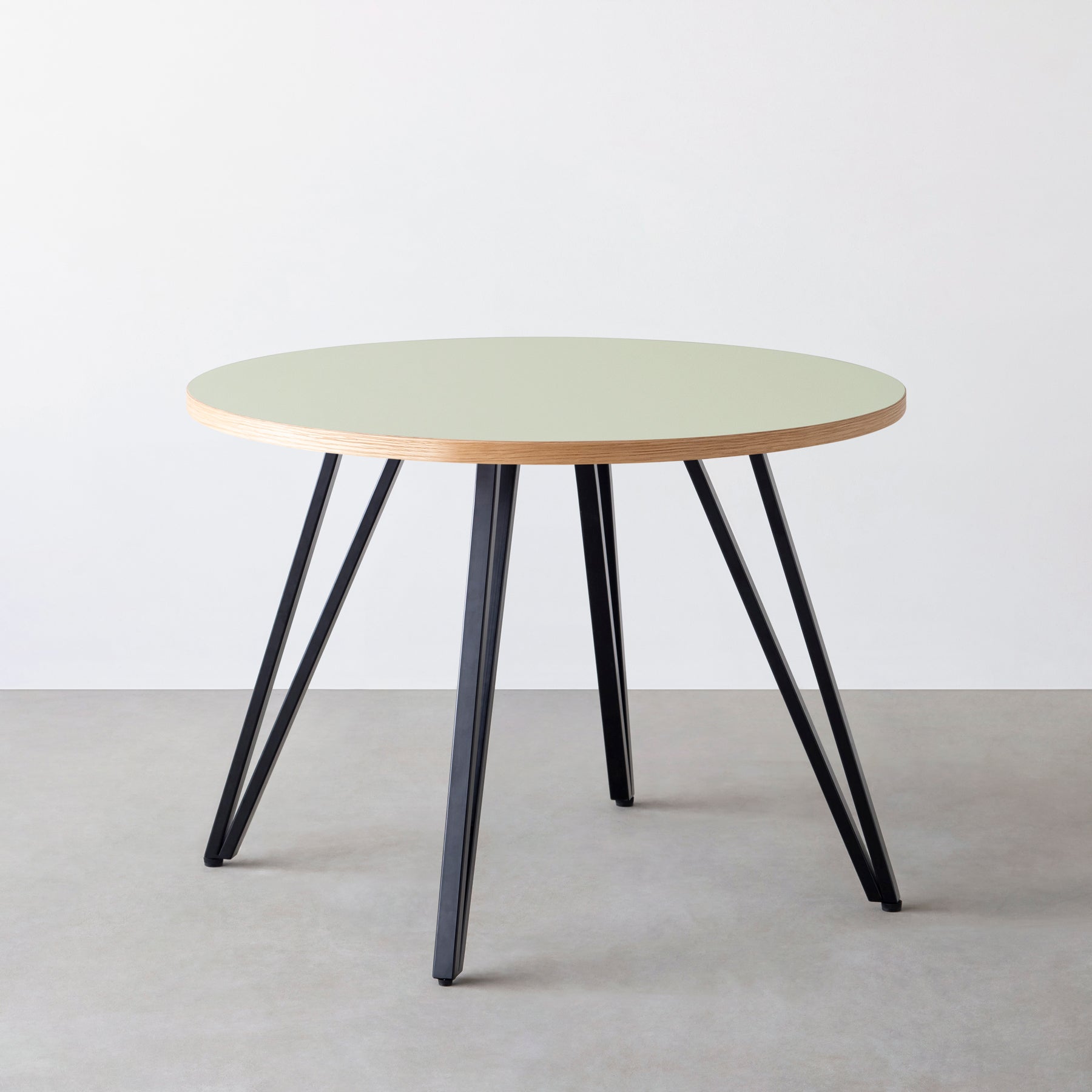 スマート造作カフェテーブル / リノリウム 全32色　黒スチール脚 4本脚 × ラウンド φ81 - 100