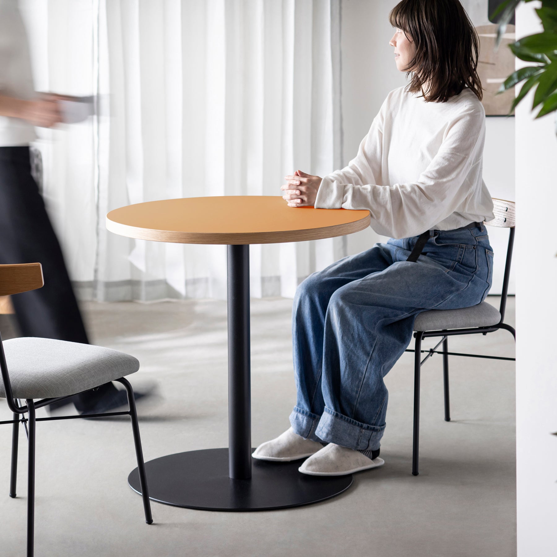 スマート造作カフェテーブル / リノリウム 全32色　黒スチール脚 1本脚 × ラウンド φ61 - 70