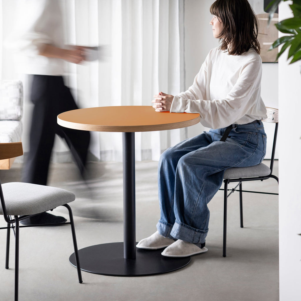 スマート造作カフェテーブル / リノリウム 全32色　黒スチール脚 1本脚 × ラウンド φ61 - 70