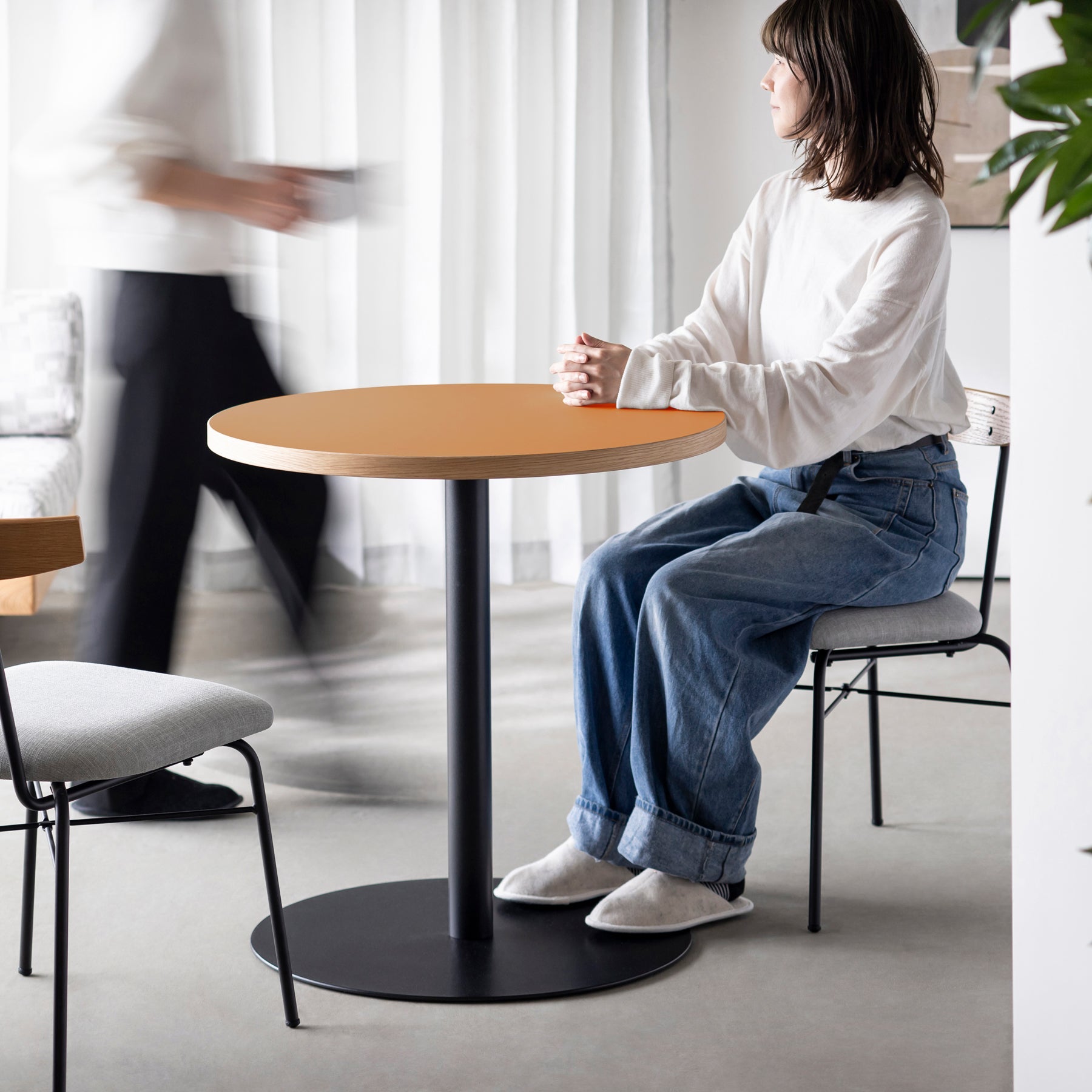 スマート造作カフェテーブル / リノリウム 全32色　黒スチール脚 1本脚 × ラウンド φ61 - 70