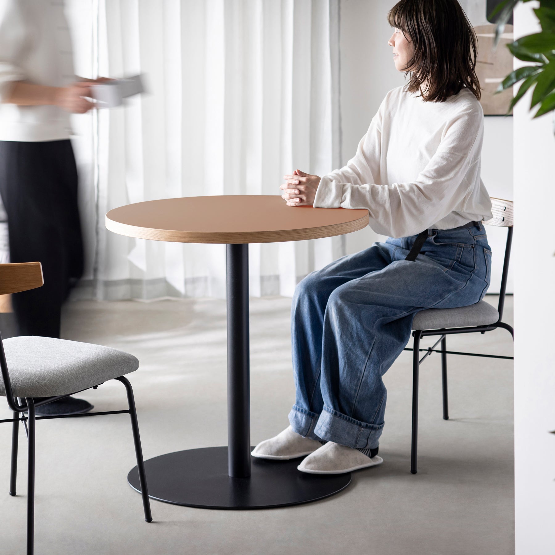 スマート造作カフェテーブル / リノリウム 全32色　黒スチール脚 1本脚 × ラウンド φ61 - 70