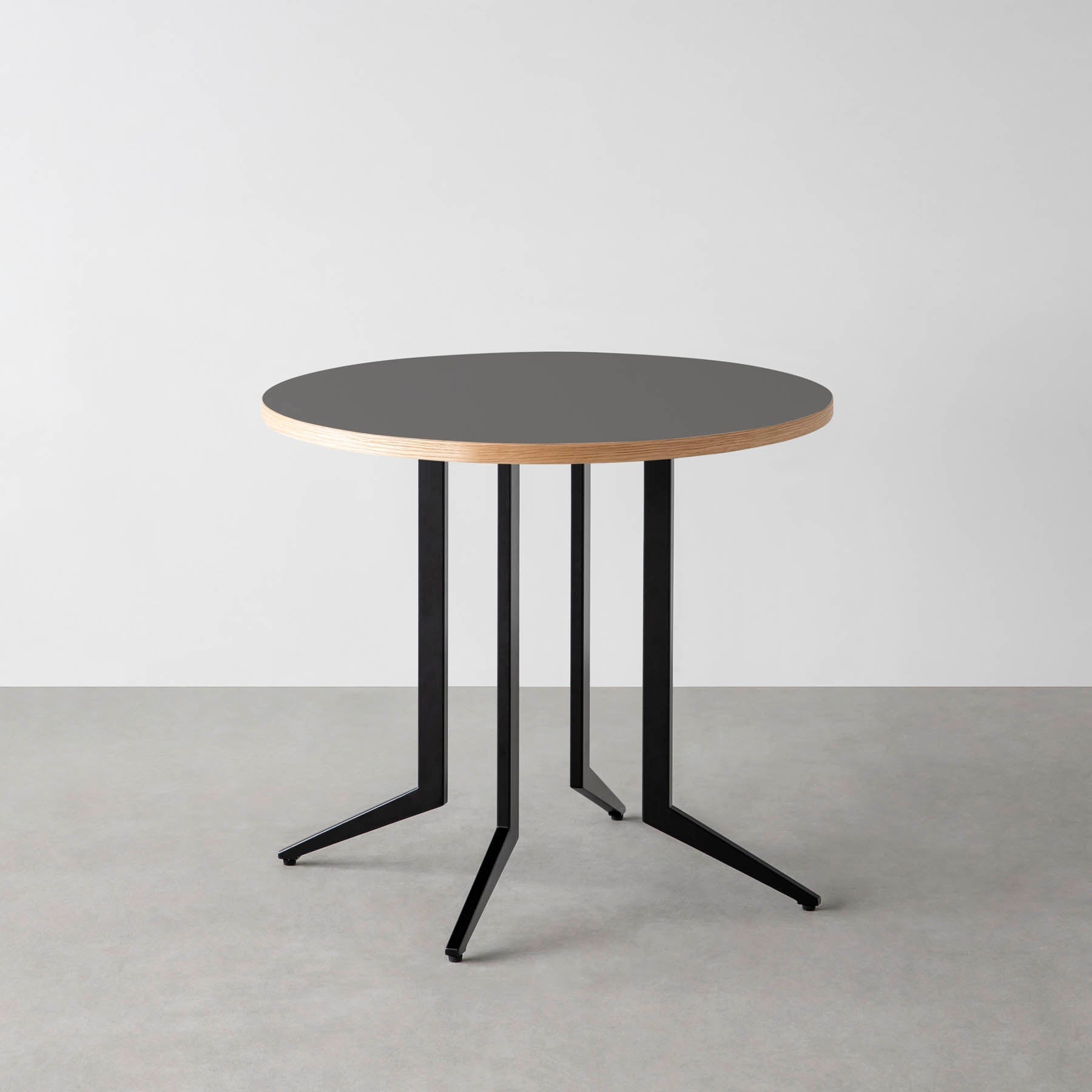 スマート造作カフェテーブル / リノリウム 全32色　黒スチール脚 4本脚 × ラウンド φ61 - 80