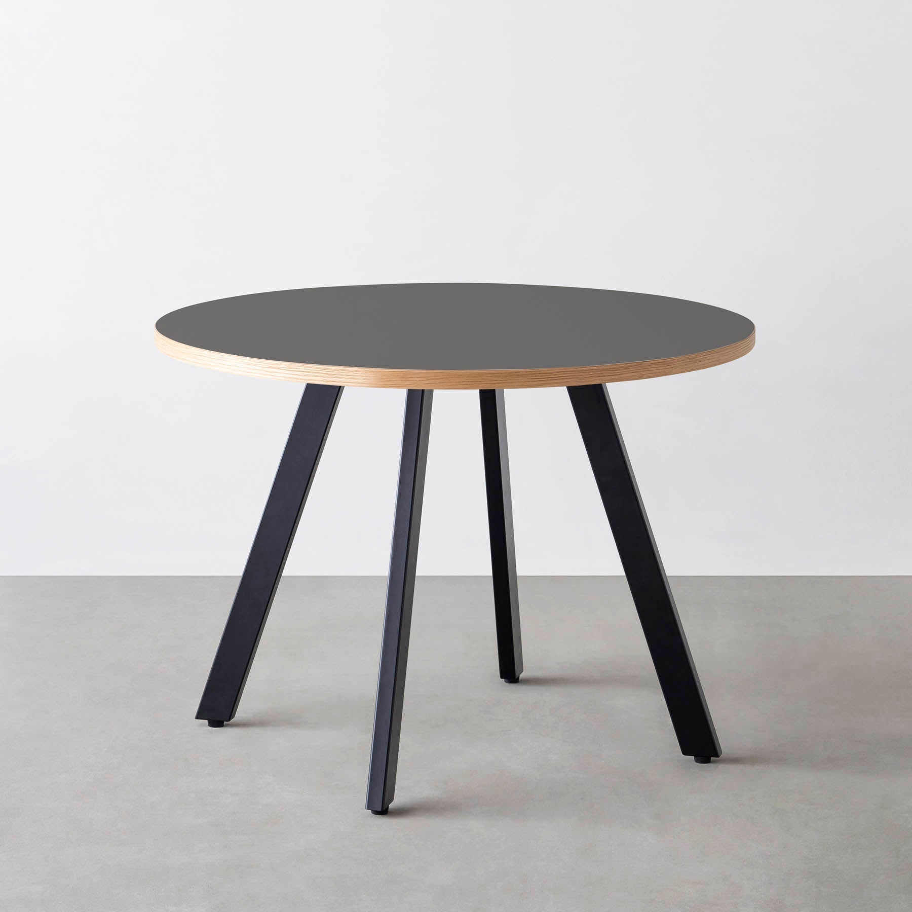 スマート造作カフェテーブル / リノリウム 全32色　黒スチール脚 4本脚 × ラウンド φ81 - 100