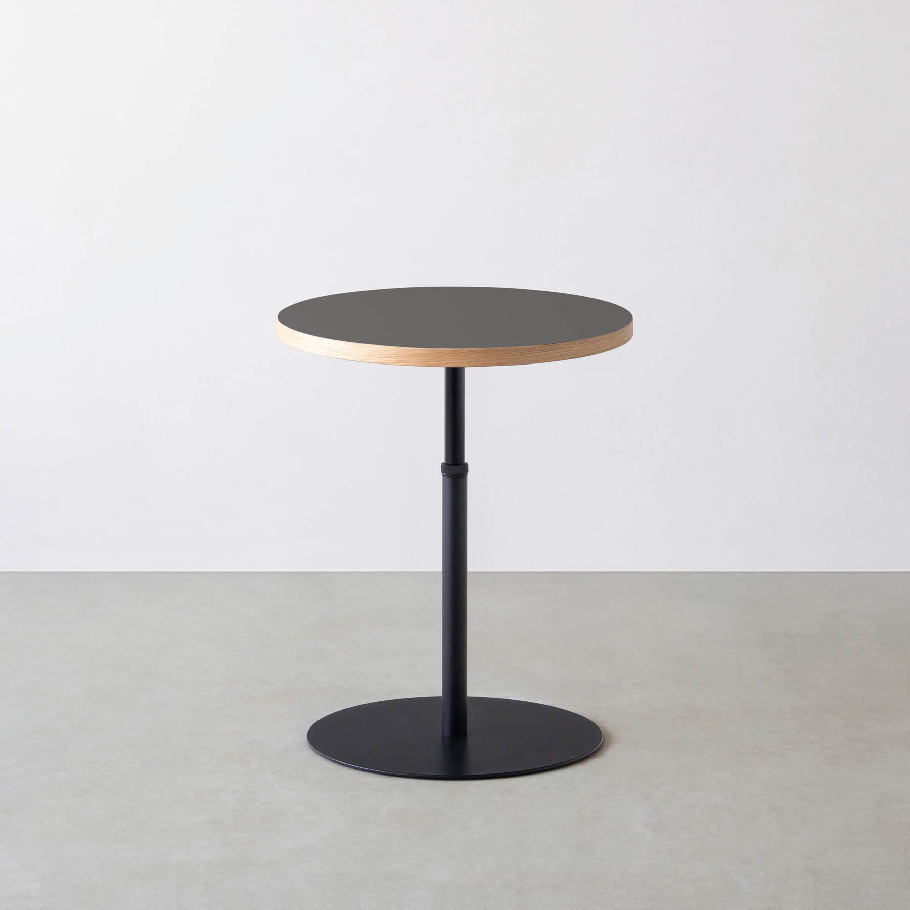 スマート造作カフェテーブル / リノリウム 全32色　黒スチール脚 1本脚 × ラウンド φ50 - 60