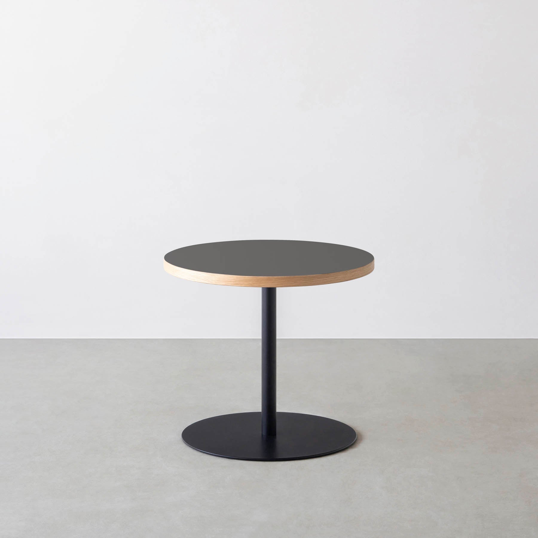 スマート造作カフェテーブル / リノリウム 全32色　黒スチール脚 1本脚 × ラウンド φ50 - 60