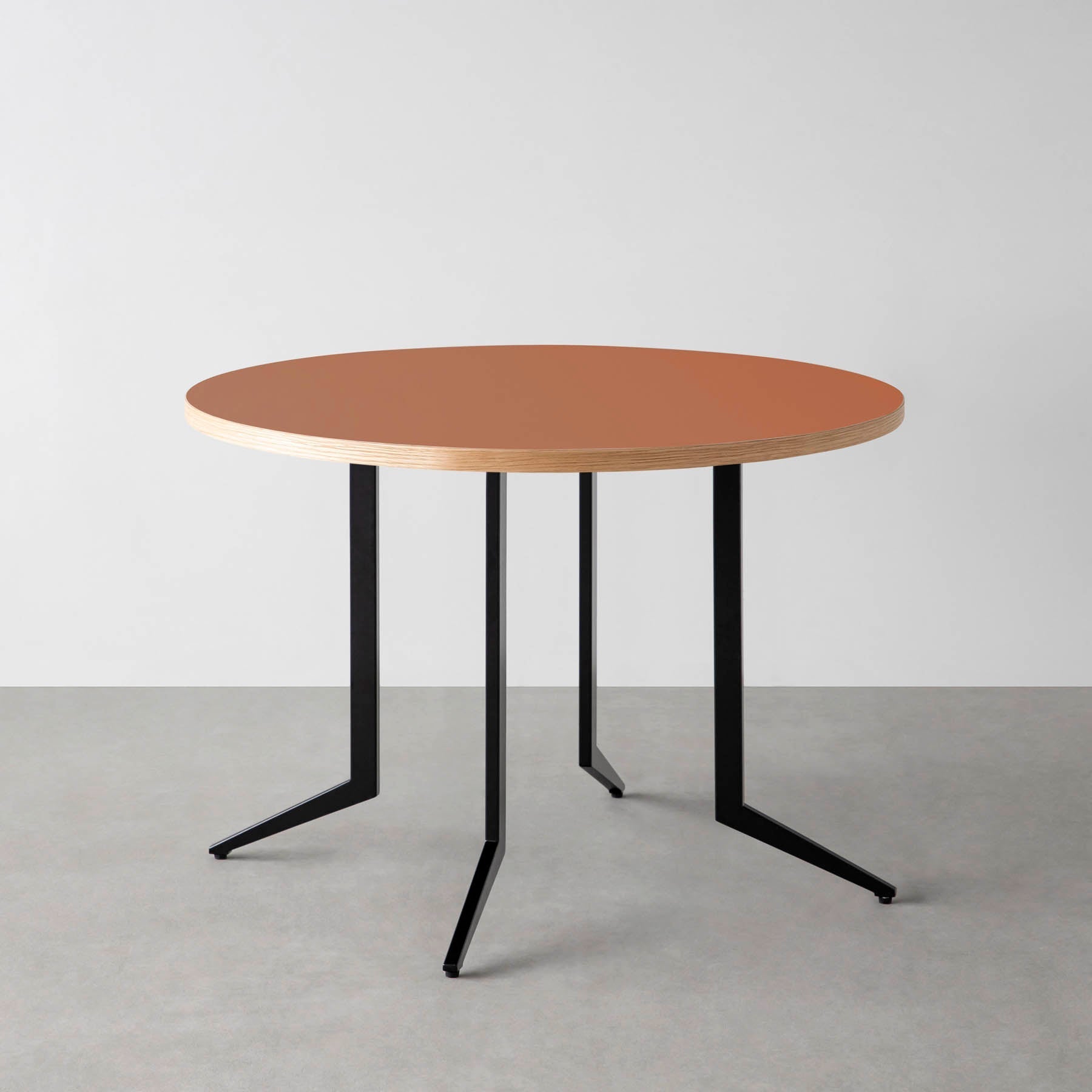 スマート造作カフェテーブル / リノリウム 全32色　黒スチール脚 4本脚 × ラウンド φ81 - 100