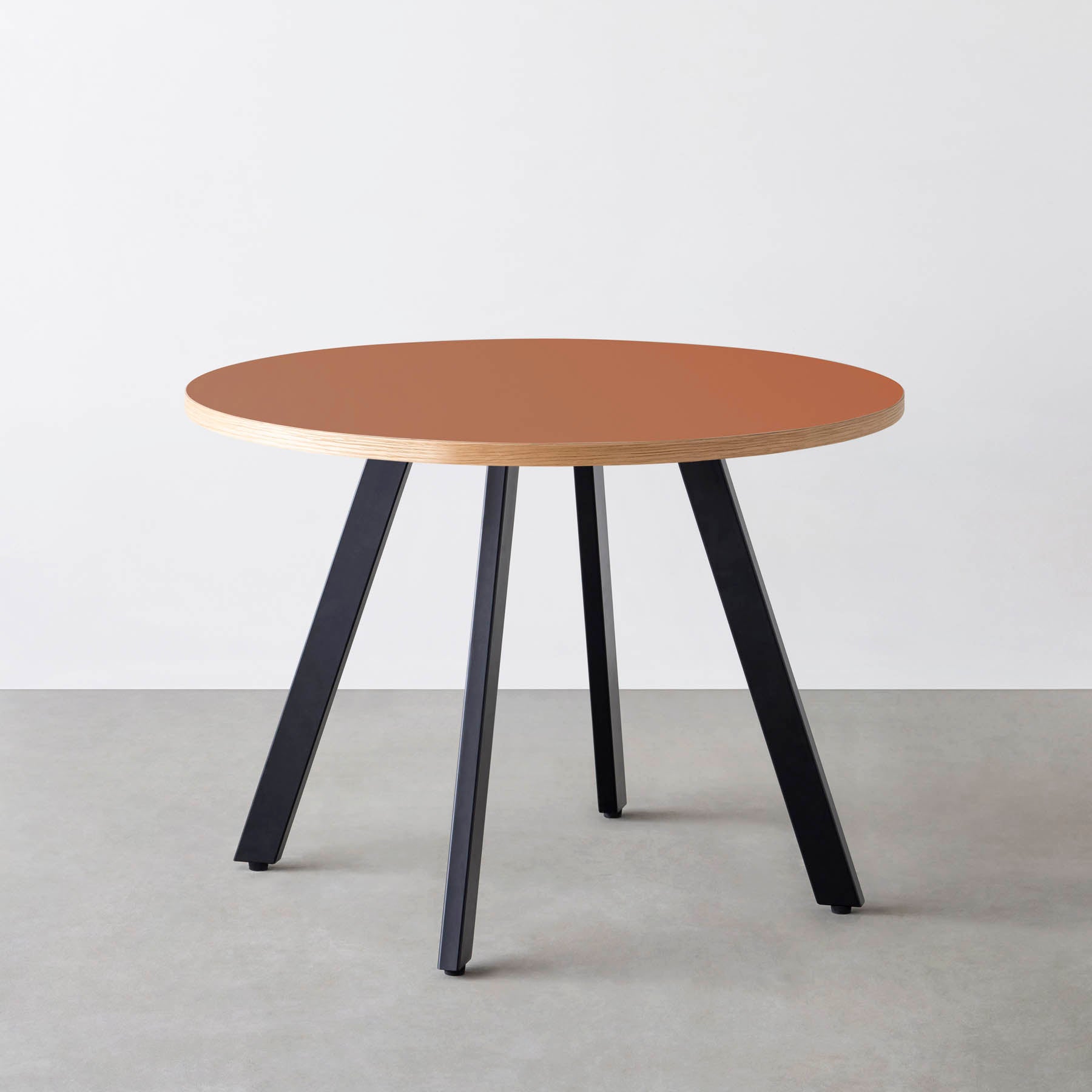 スマート造作カフェテーブル / リノリウム 全32色　黒スチール脚 4本脚 × ラウンド φ81 - 100