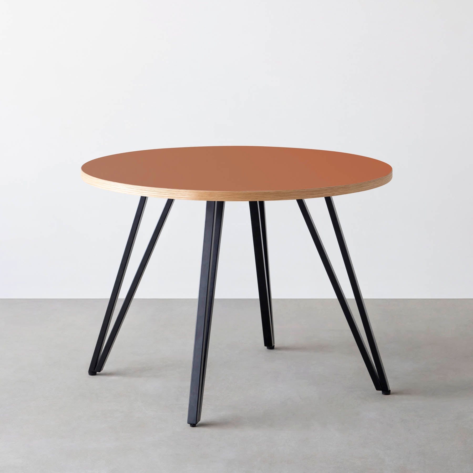 スマート造作カフェテーブル / リノリウム 全32色　黒スチール脚 4本脚 × ラウンド φ81 - 100