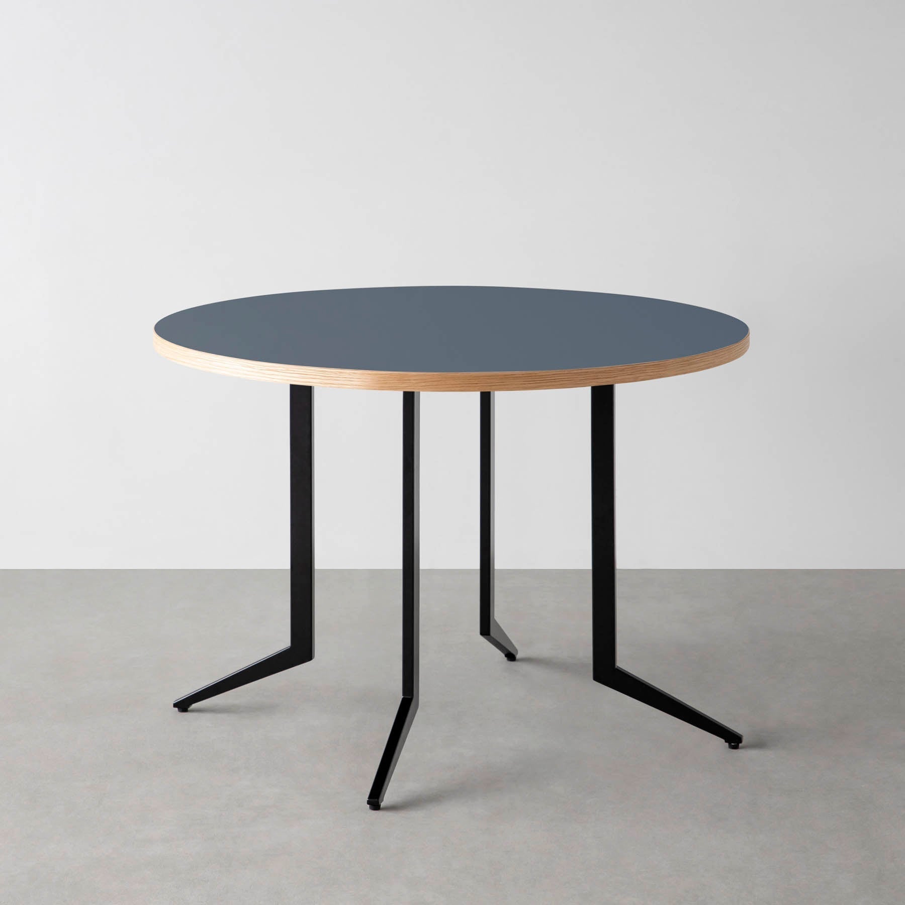 スマート造作カフェテーブル / リノリウム 全32色　黒スチール脚 4本脚 × ラウンド φ81 - 100