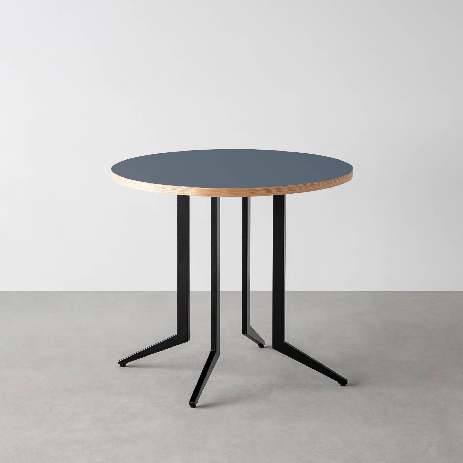 スマート造作カフェテーブル / リノリウム 全32色　黒スチール脚 4本脚 × ラウンド φ61 - 80