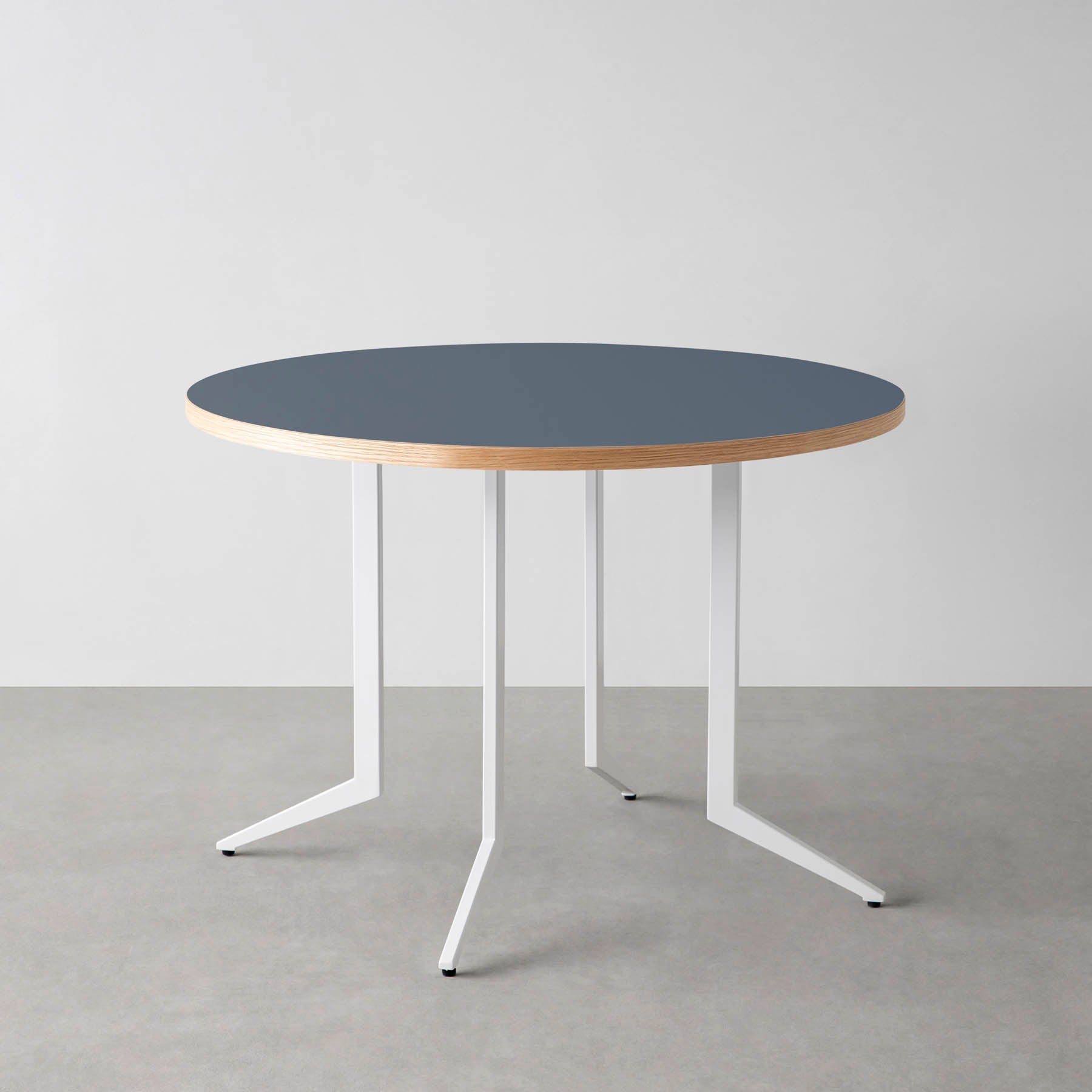 スマート造作カフェテーブル / リノリウム 全32色　白スチール脚 4本脚 × ラウンド φ81 - 100