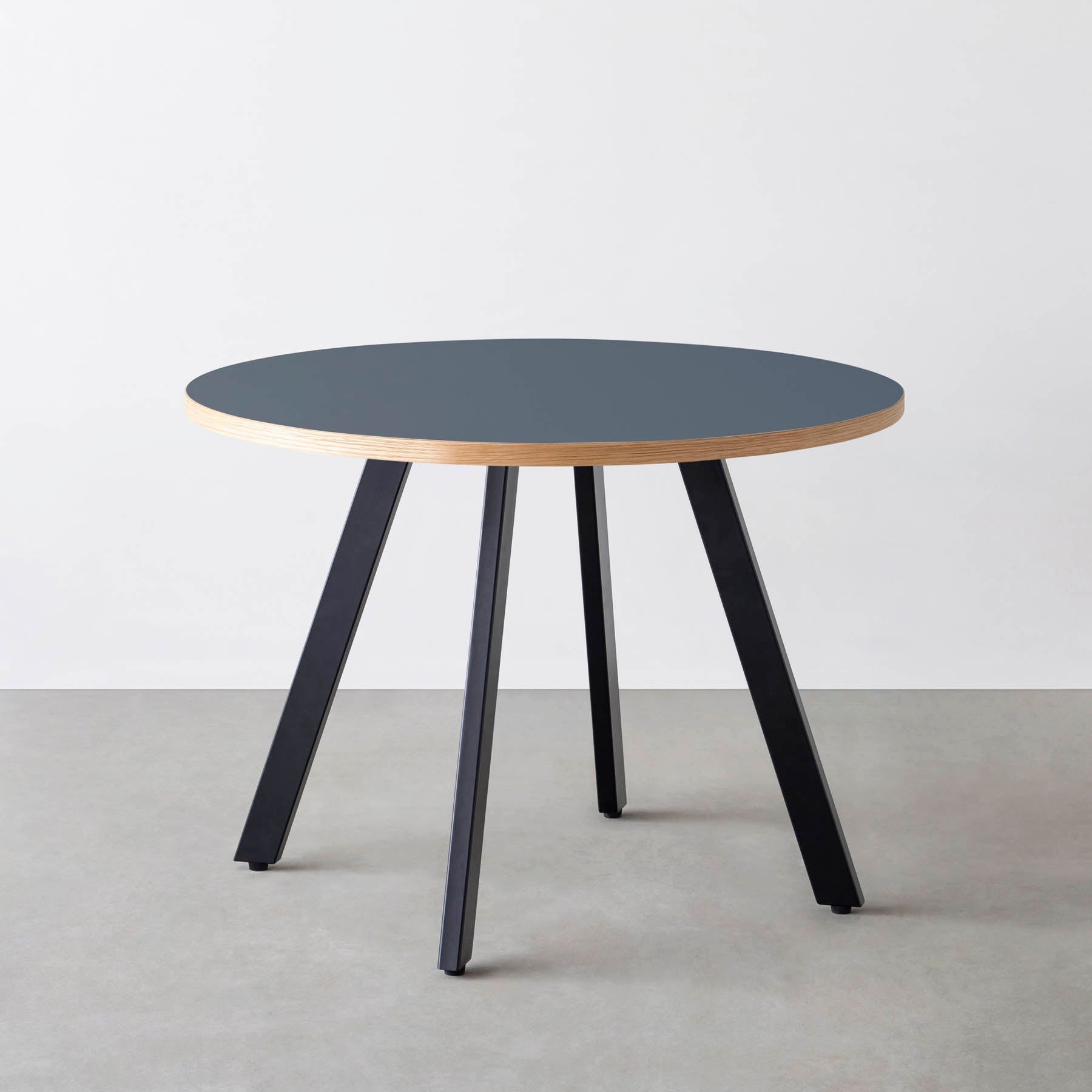 スマート造作カフェテーブル / リノリウム 全32色　黒スチール脚 4本脚 × ラウンド φ81 - 100